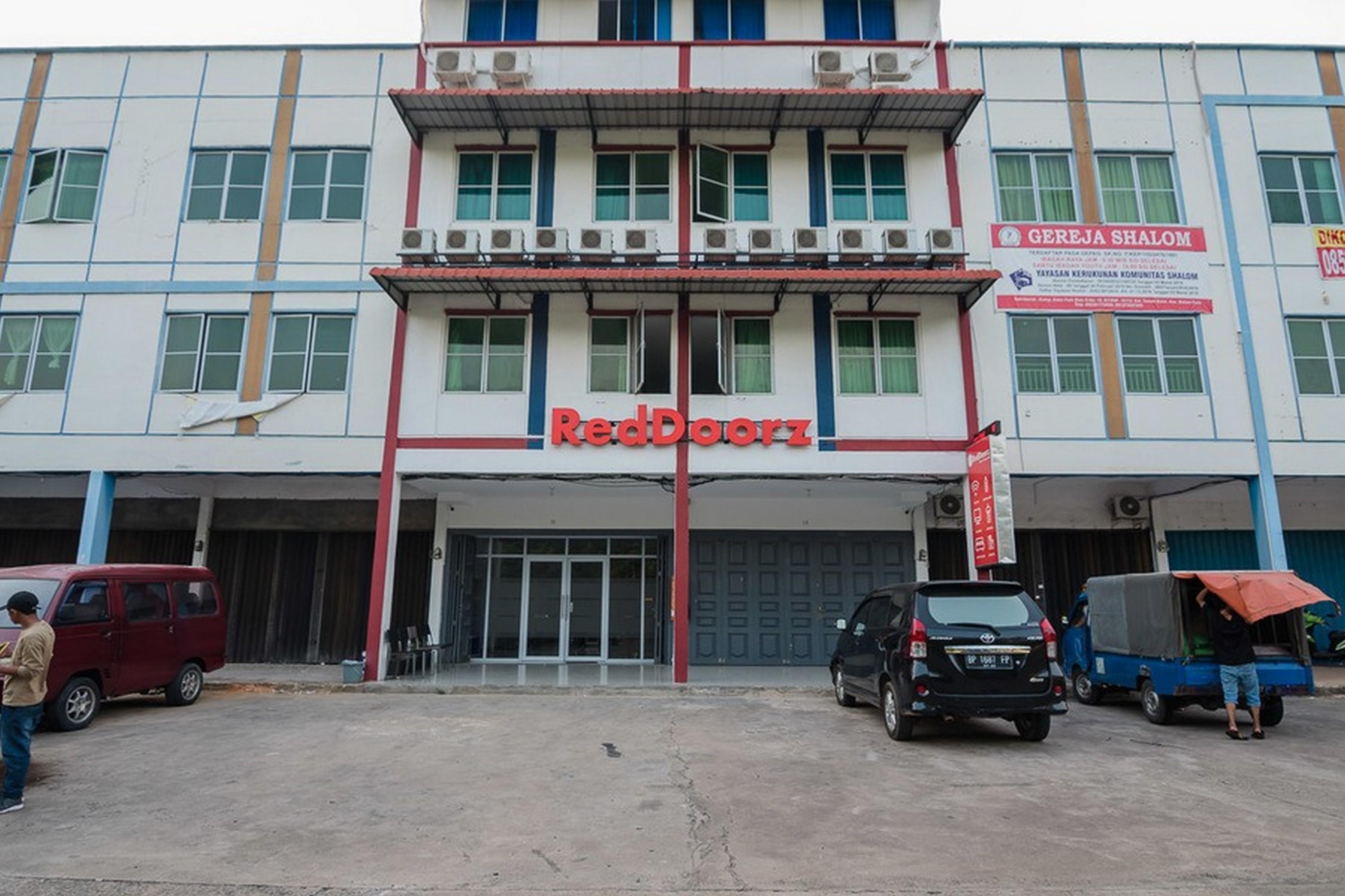 Vista Exterior RedDoorz Plus Near Kepri Mall