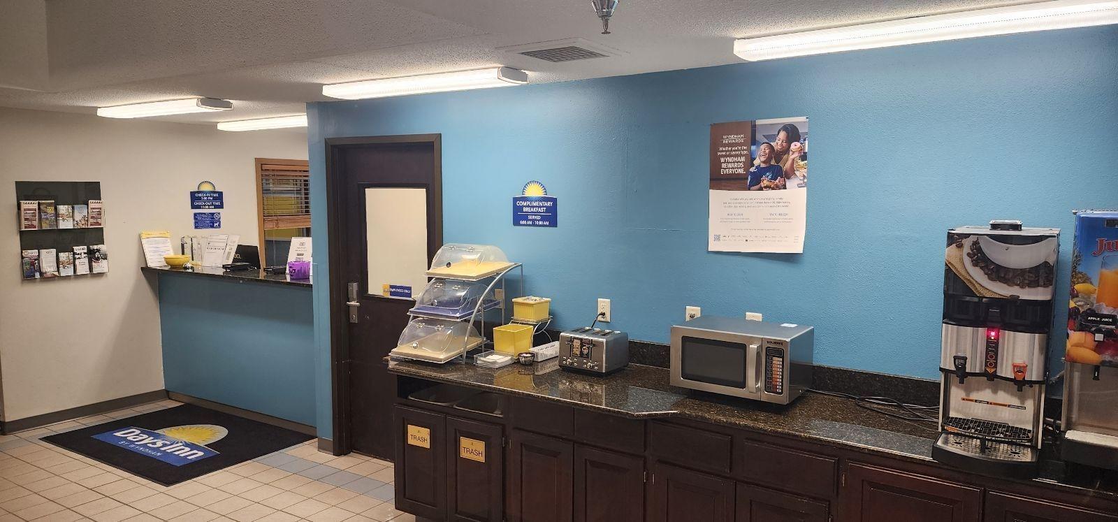 Vista Lobby Days Inn by Wyndham Austin