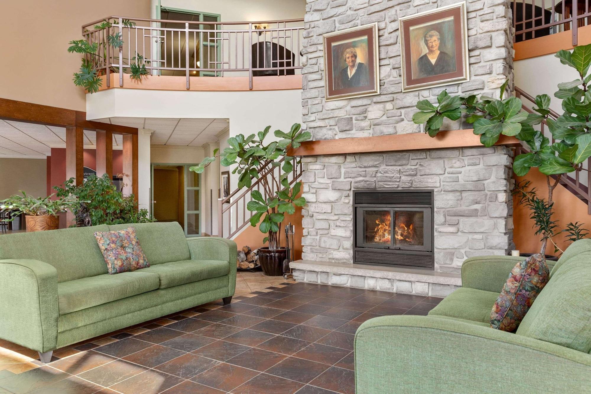 Vista Lobby Days Inn by Wyndham Montmagny