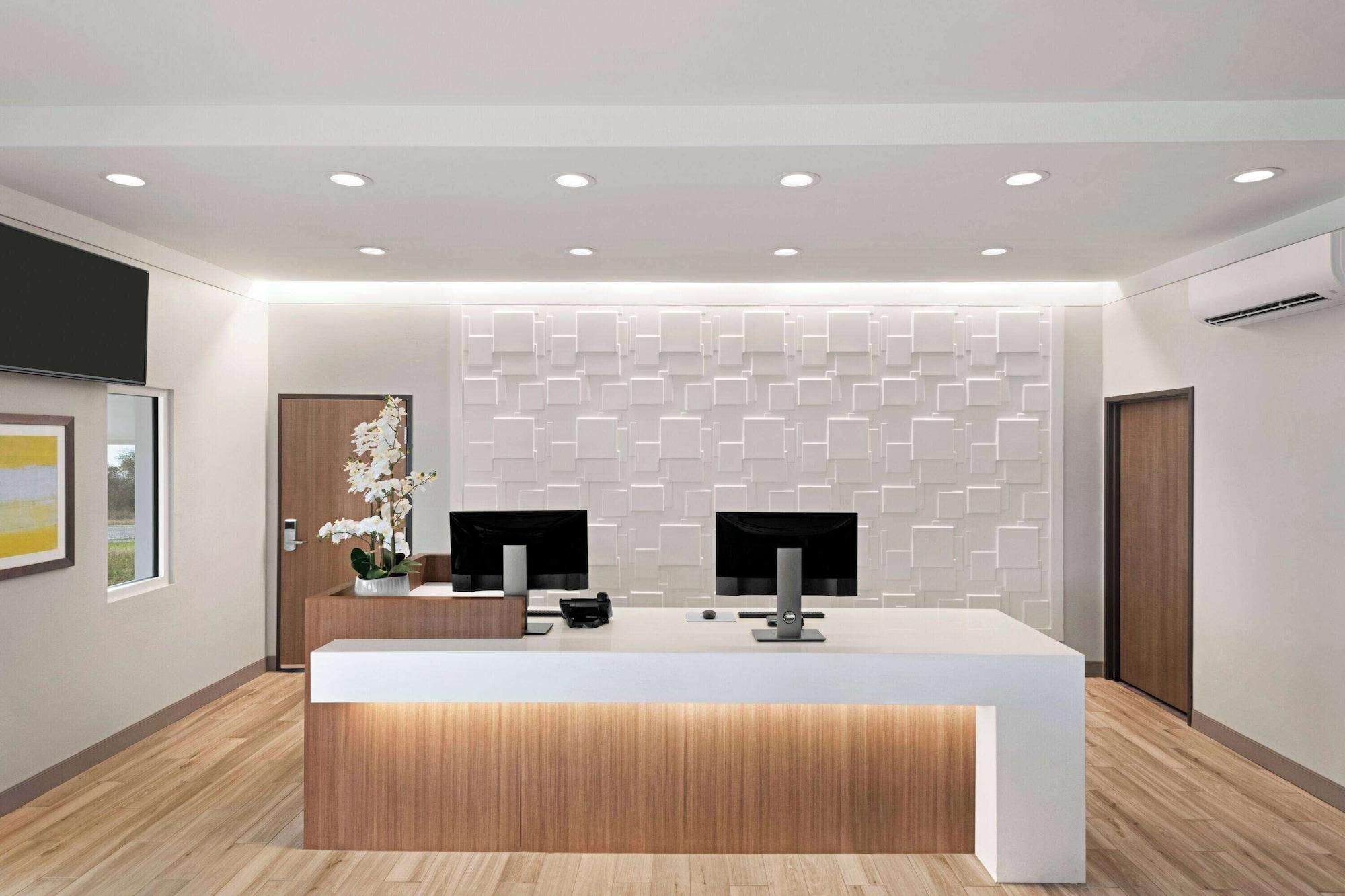 Vista Lobby Days Inn & Suites by Wyndham Beaumont West / I-10 & Walden