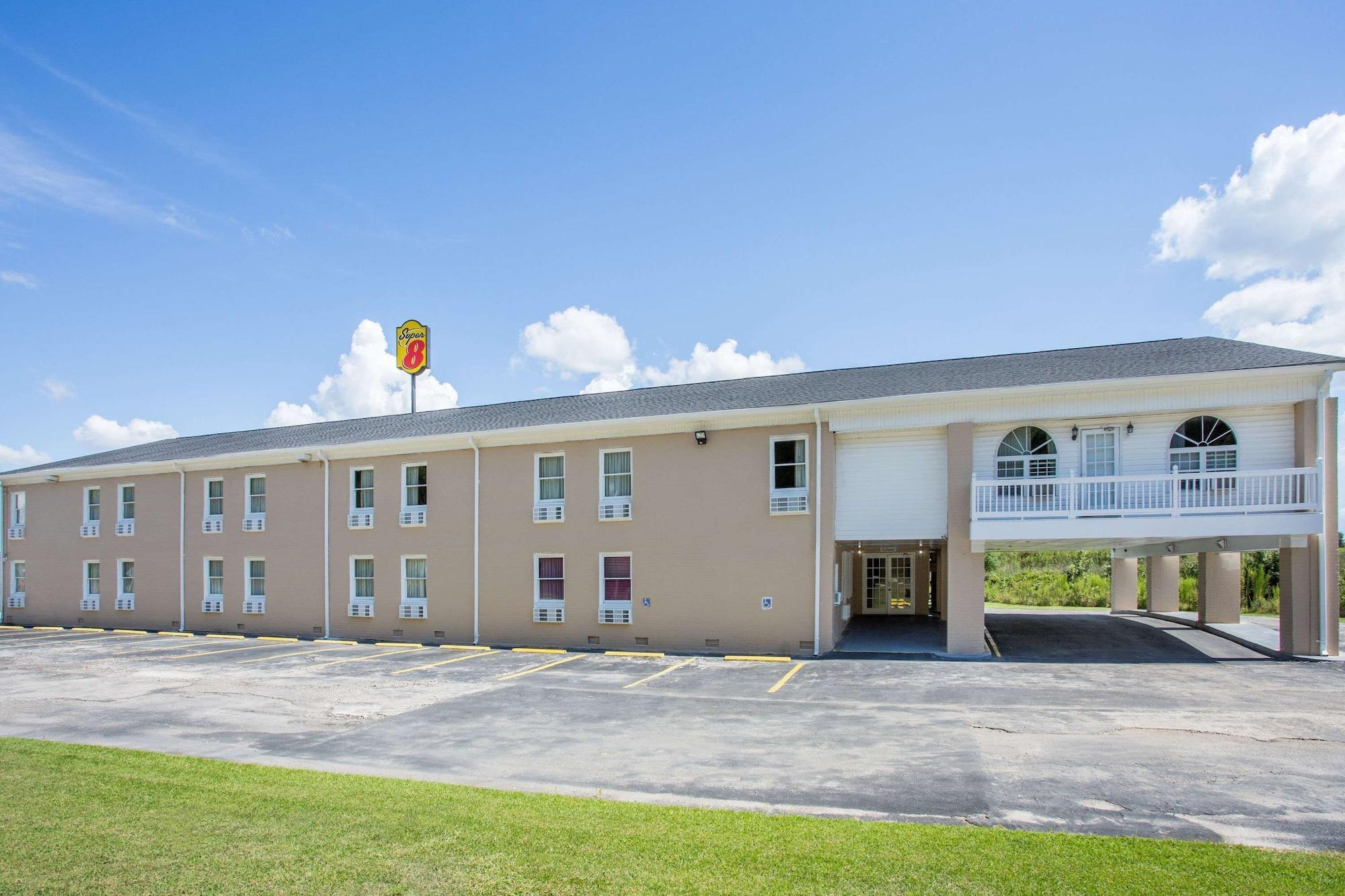 Varios Super 8 by Wyndham Manning