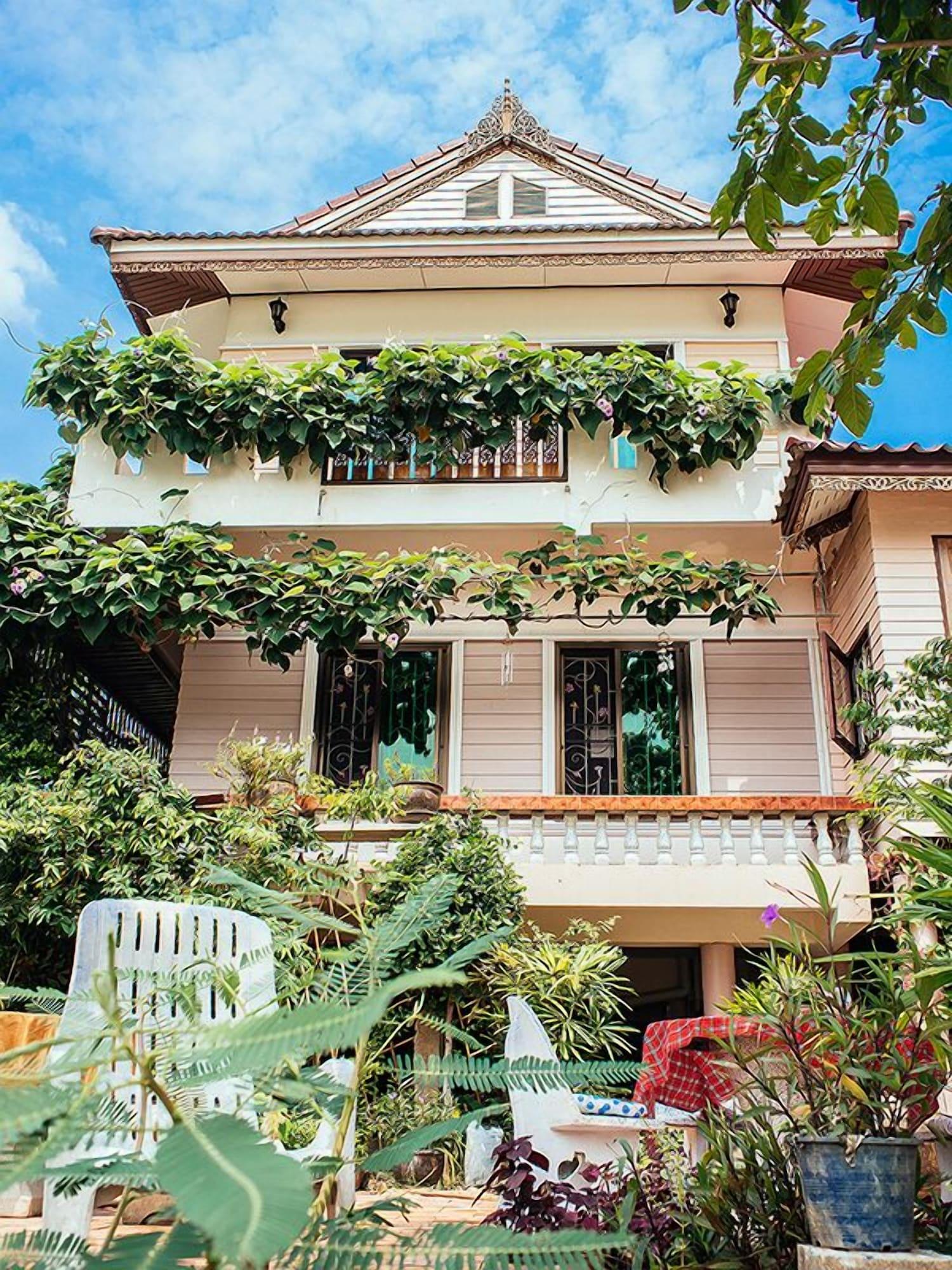 Vista Exterior Loy Manee House