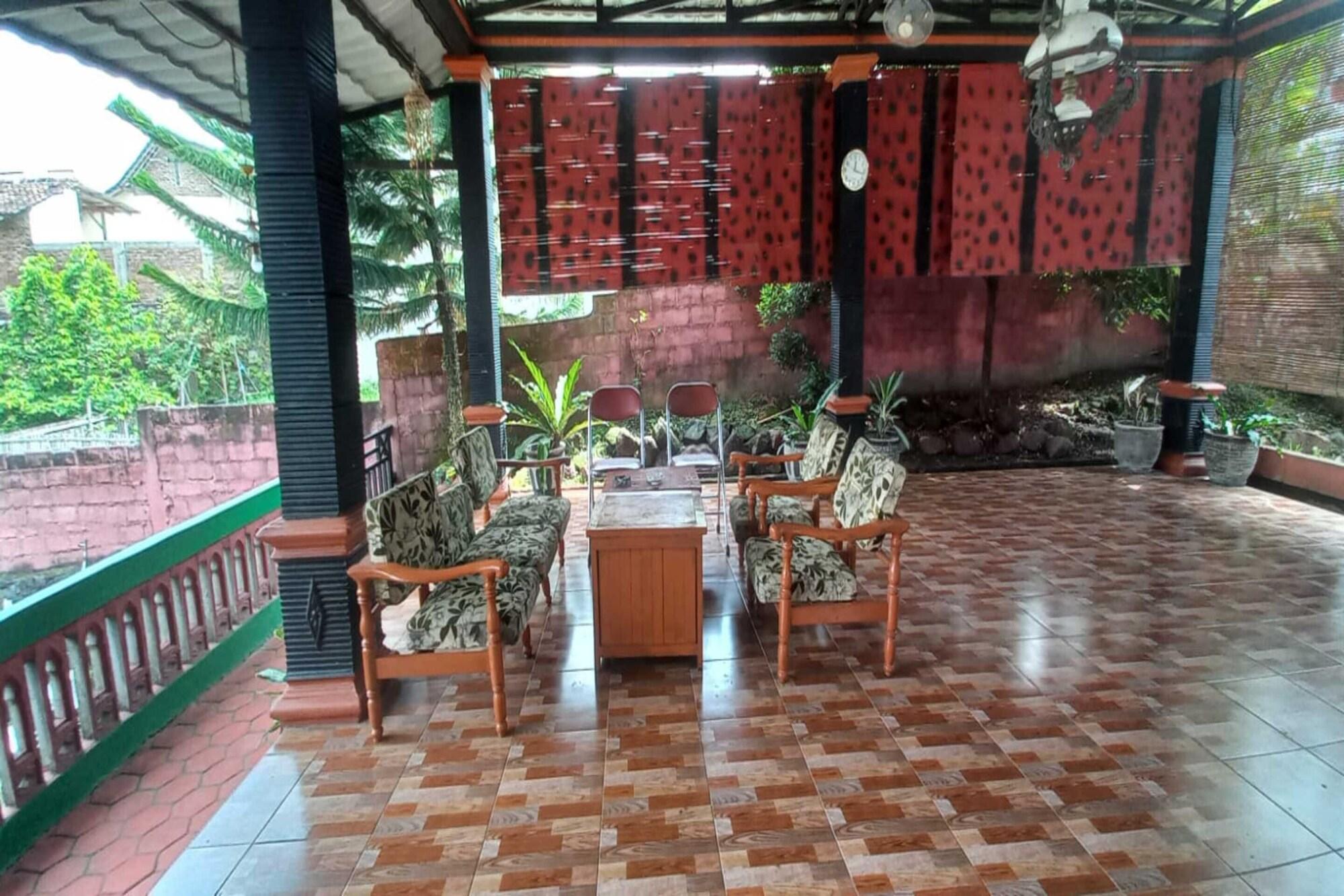 Vista Lobby Hotel O Pondok Wisata Sri MulyoNearSultan Agung Stadium Bantul