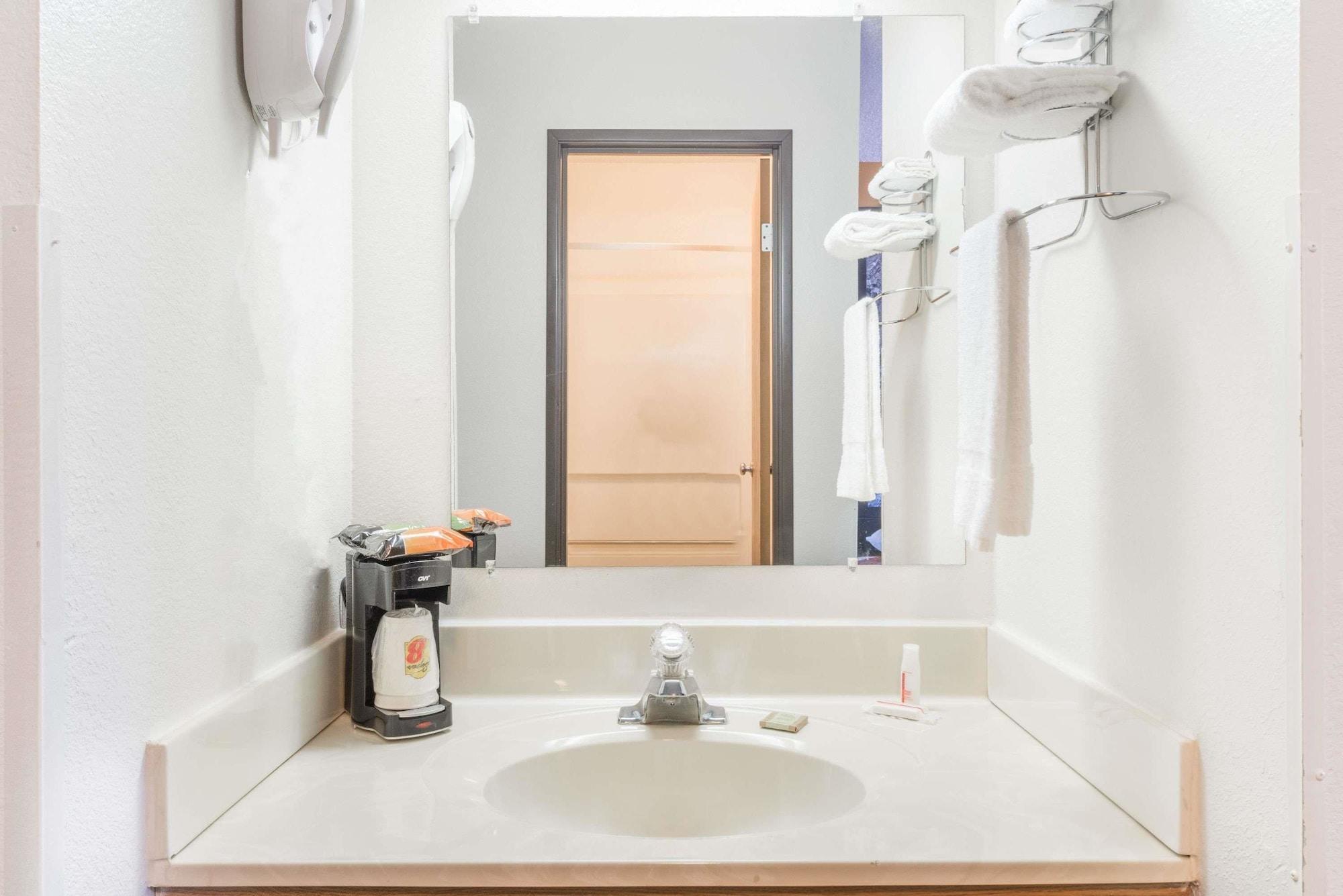 Equipamiento de Habitación Super 8 by Wyndham Front Royal Near Shenandoah National Park