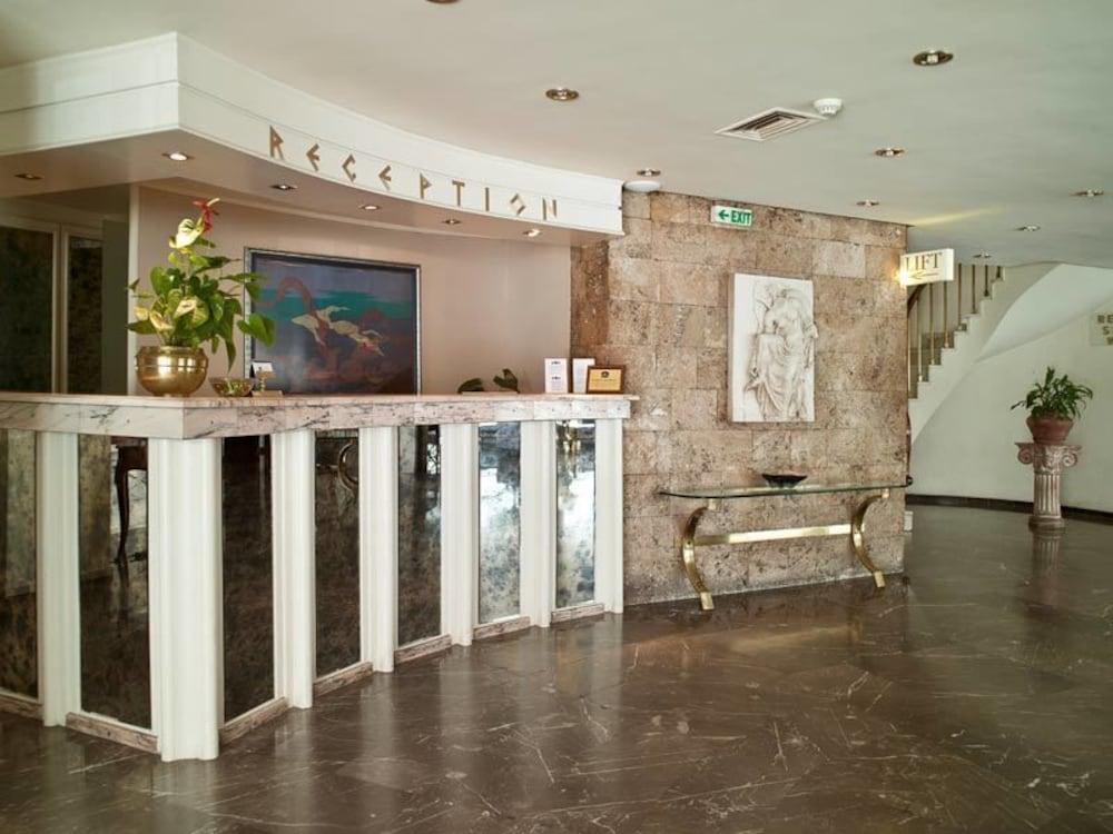 Vista do lobby Ilisia Hotel
