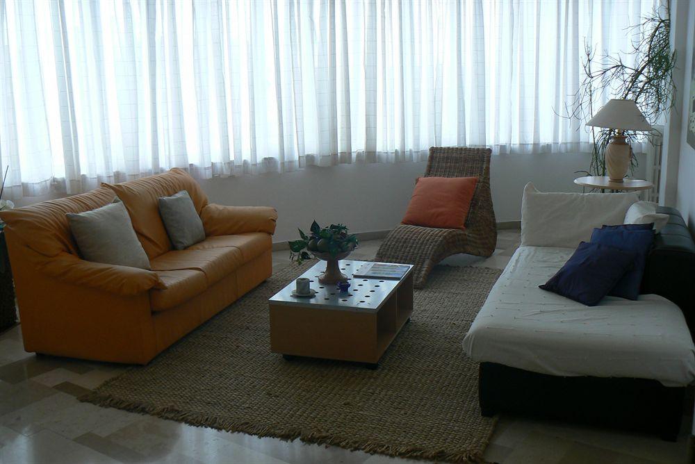 Vista Lobby Solarium