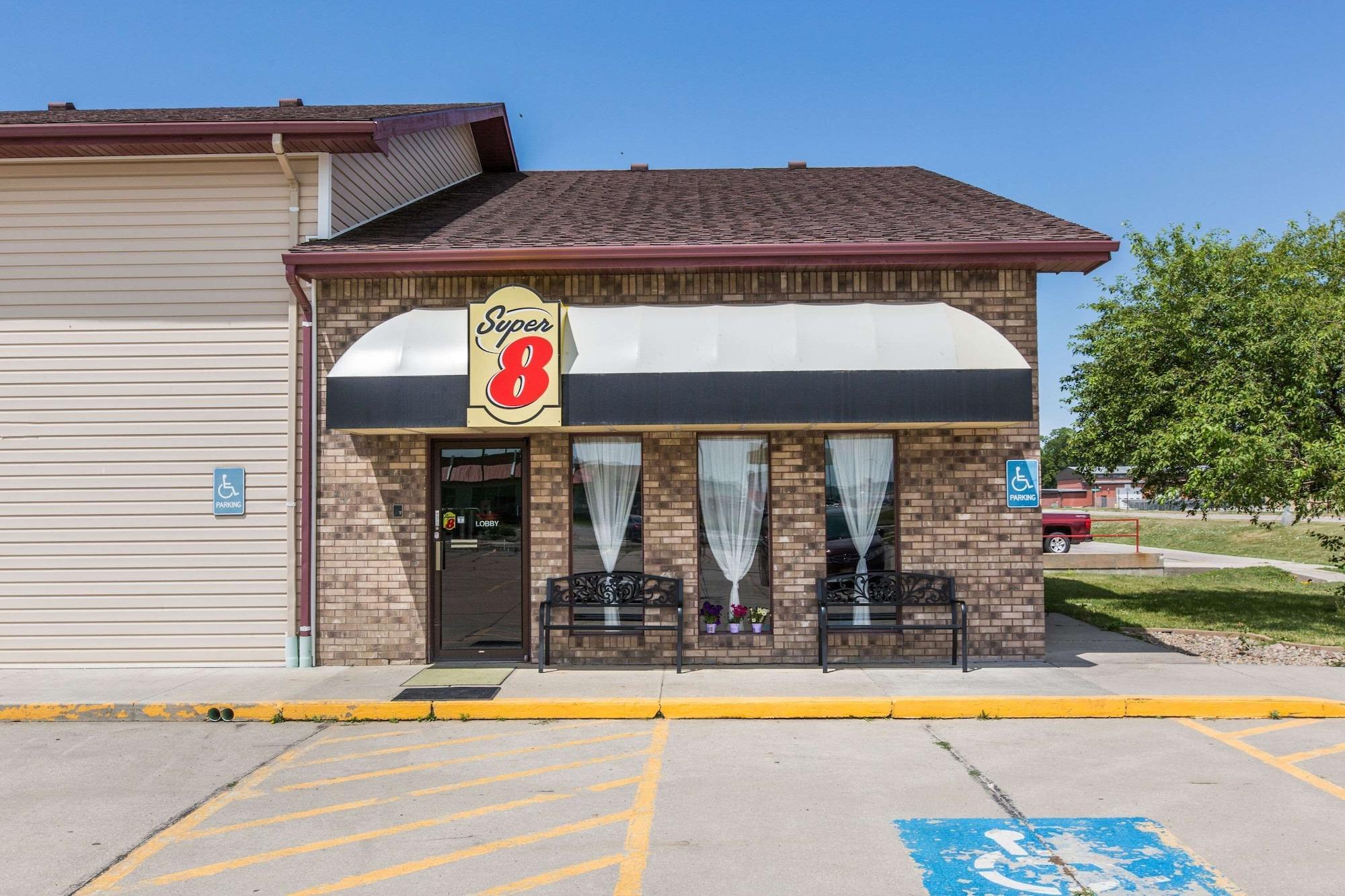 Vista Exterior Super 8 by Wyndham Wayne