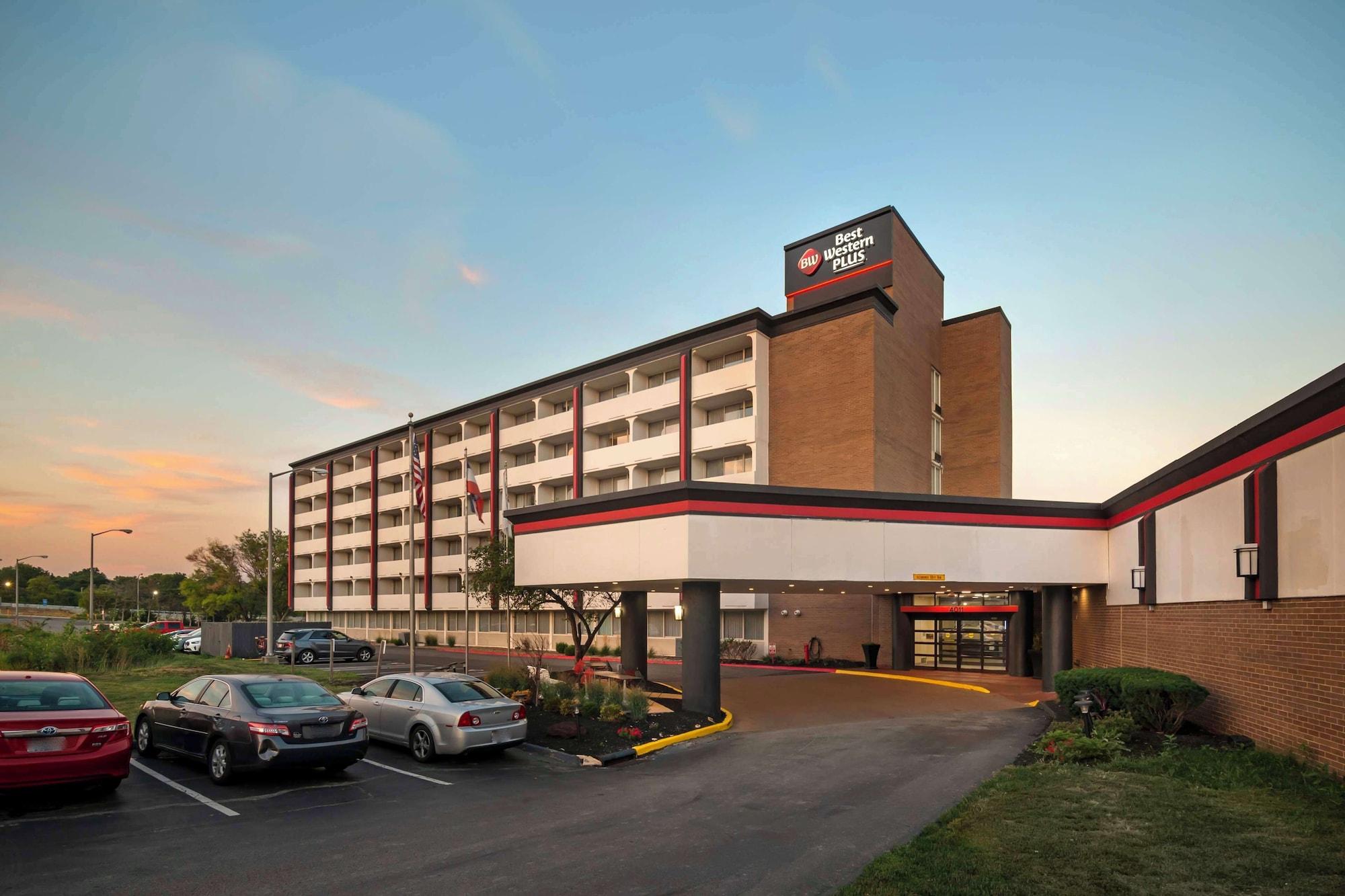 Vista Exterior Best Western Plus Kansas City Sports Complex Hotel