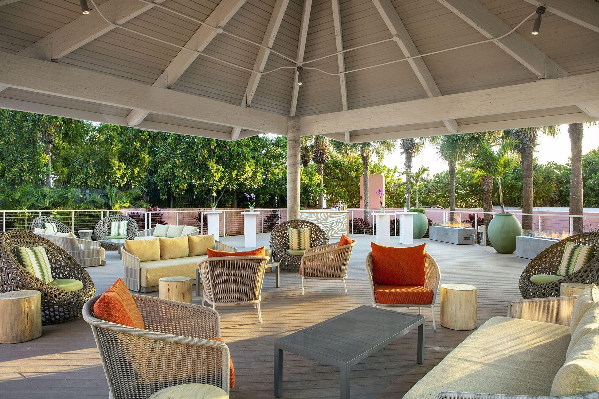 Vista Exterior Beach House Suites by the Don CeSar