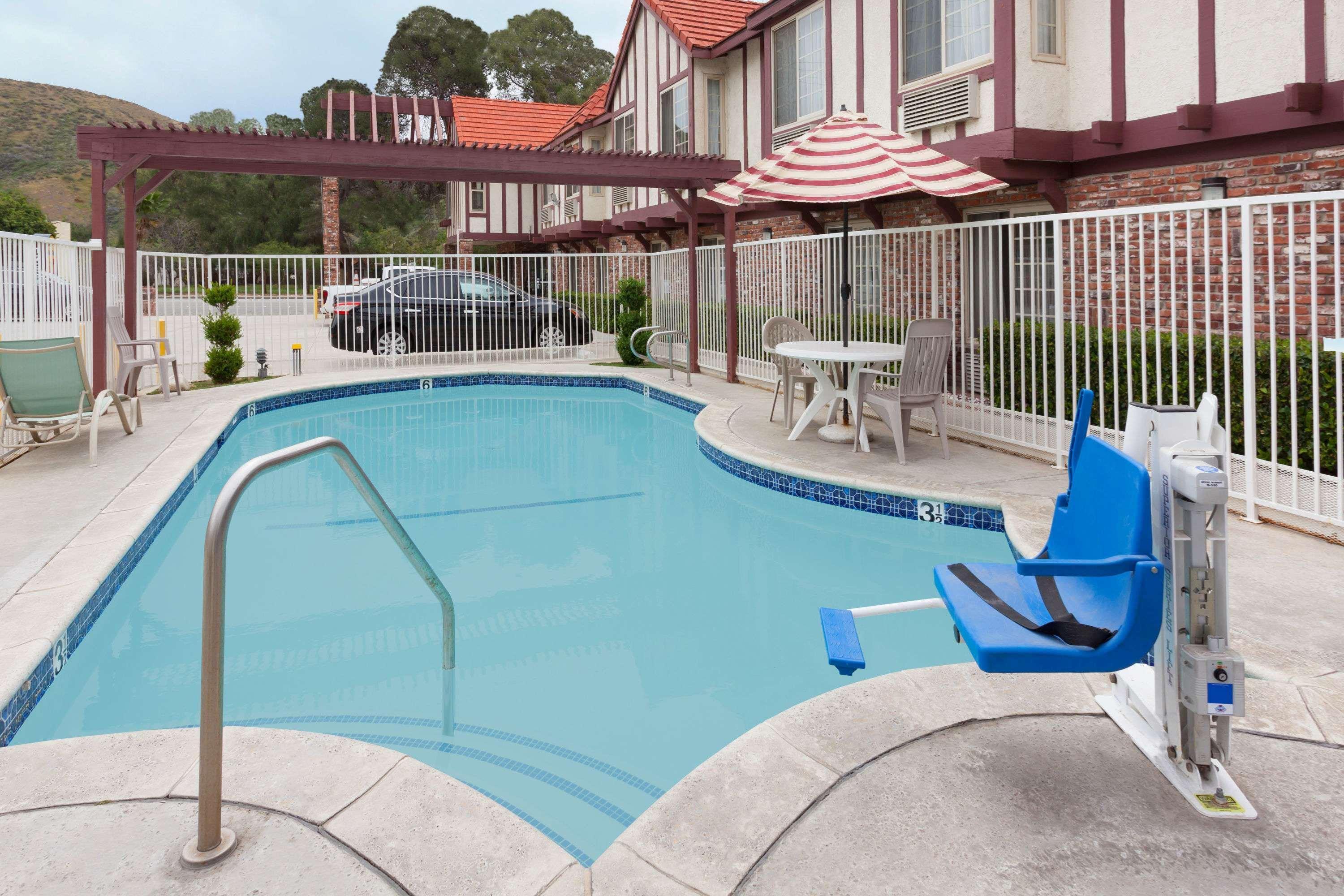 Vista Piscina Super 8 by Wyndham Santa Clarita/Valencia