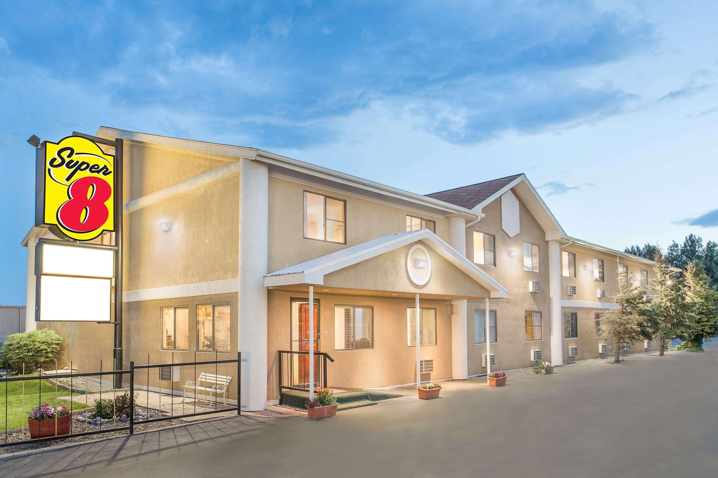 Varios Super 8 by Wyndham Riverton