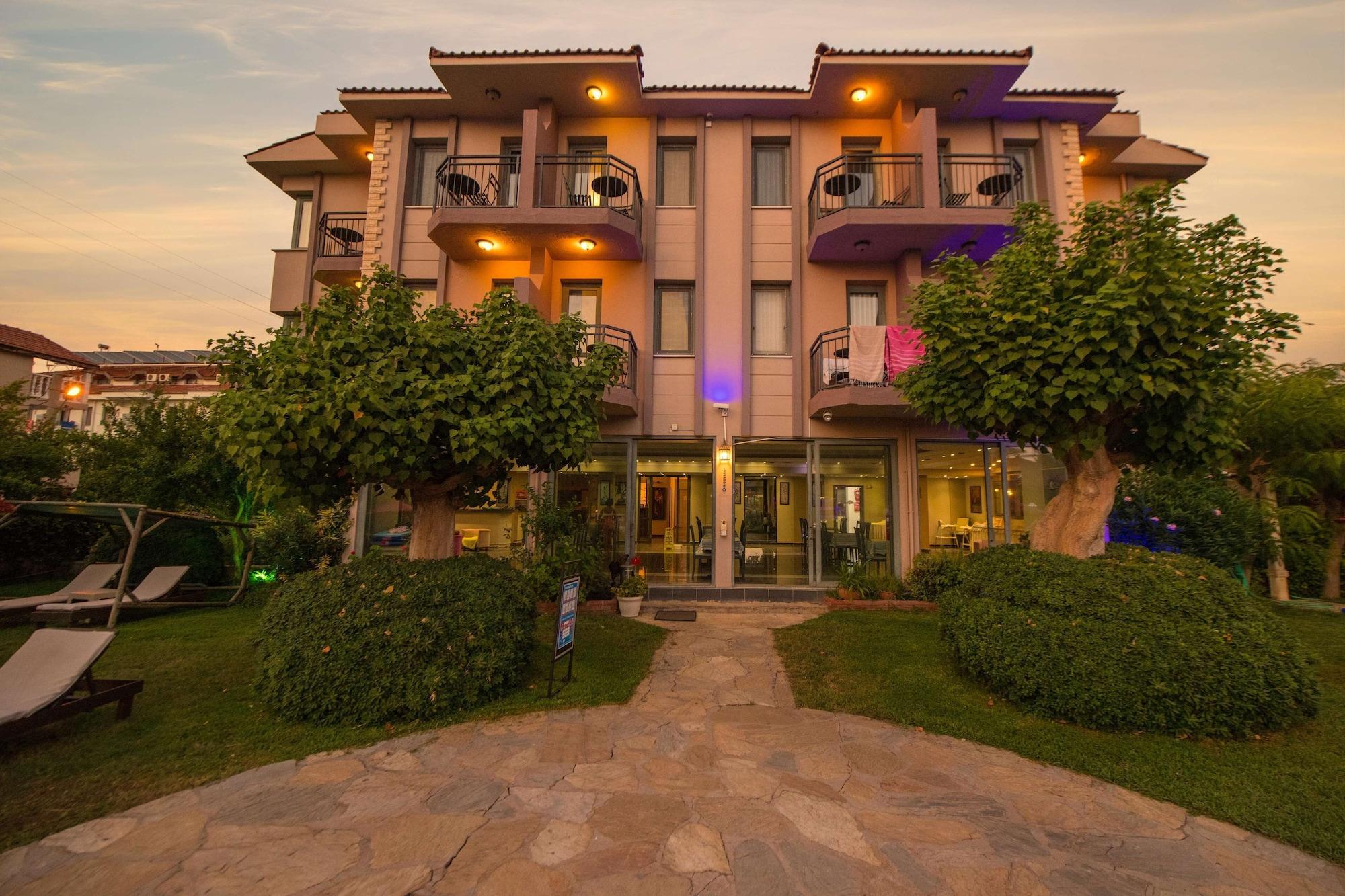 Vista Exterior Golden Moon Hotel