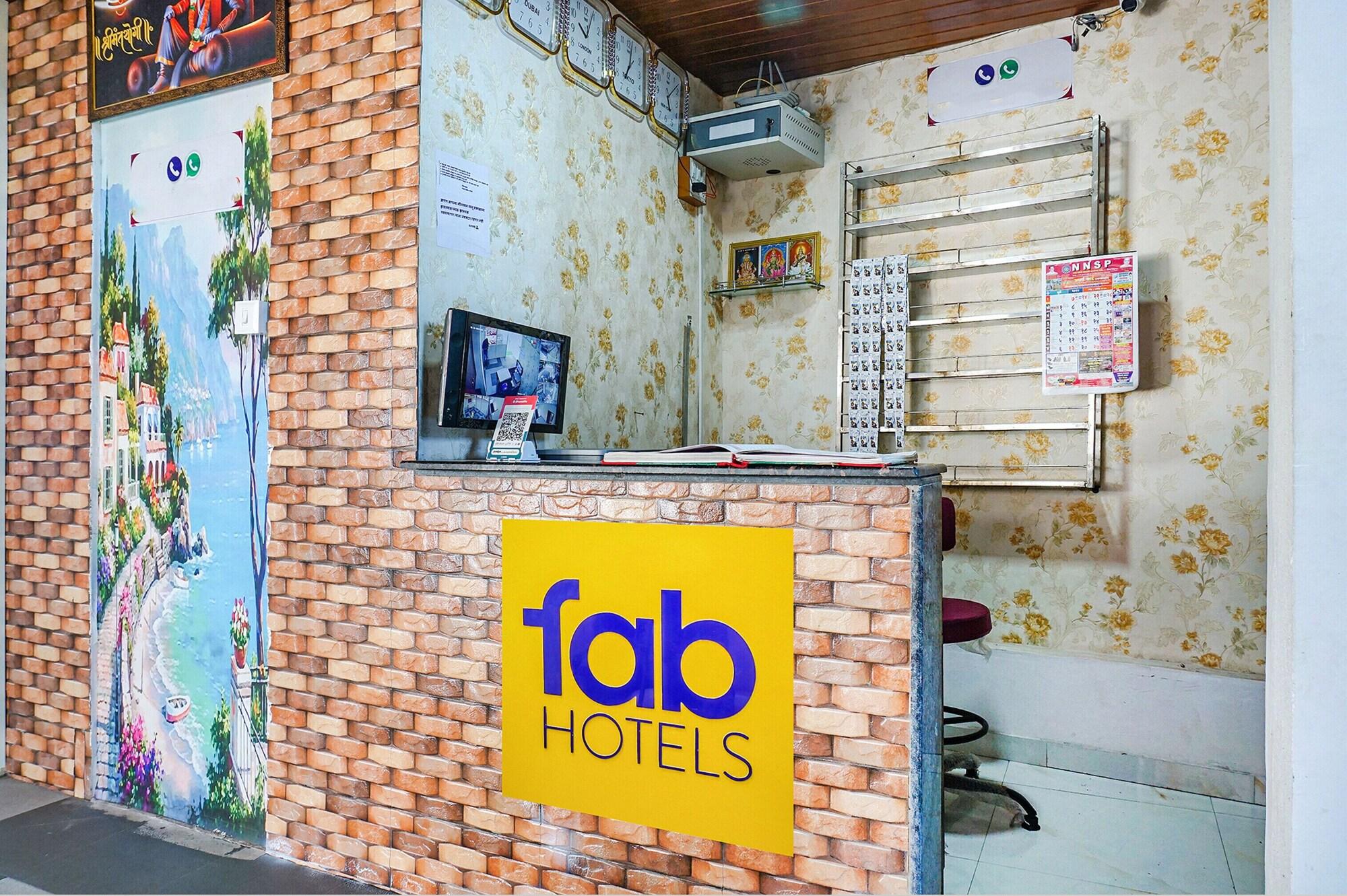 Vista Lobby Fabhotel Spot Light