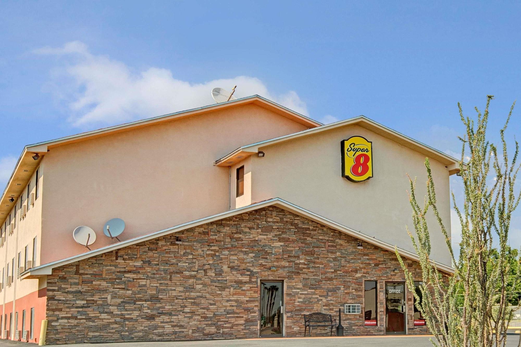 Vista Exterior Super 8 by Wyndham Las Cruces University Area