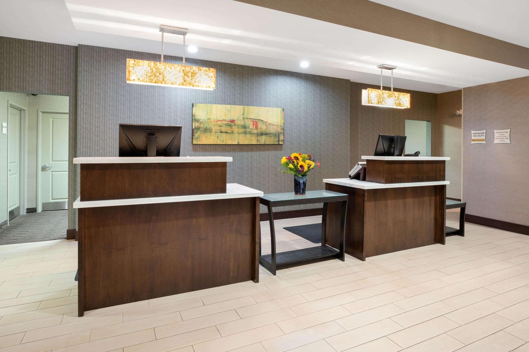 Vista Lobby La Quinta Inn & Suites by Wyndham Bellingham