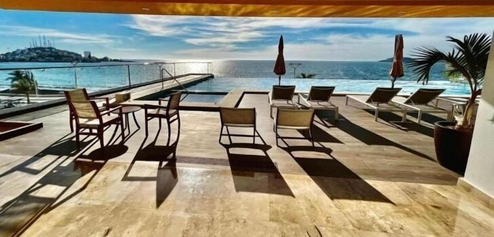 Vista Piscina Condos SVLC