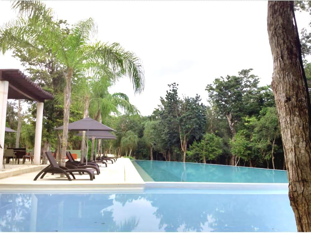 Vista Piscina TAO Garden Luxury Condo