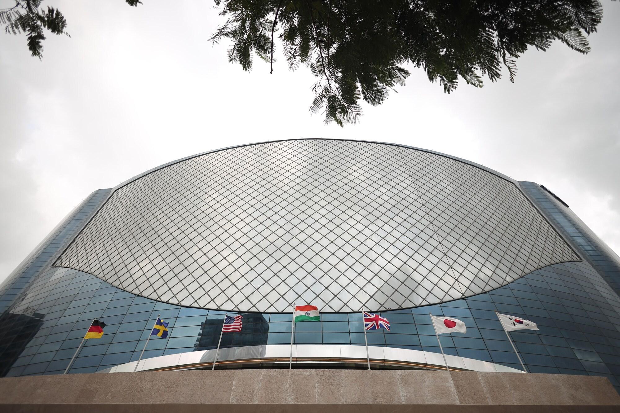 Vista Exterior Regenta - The World Surat