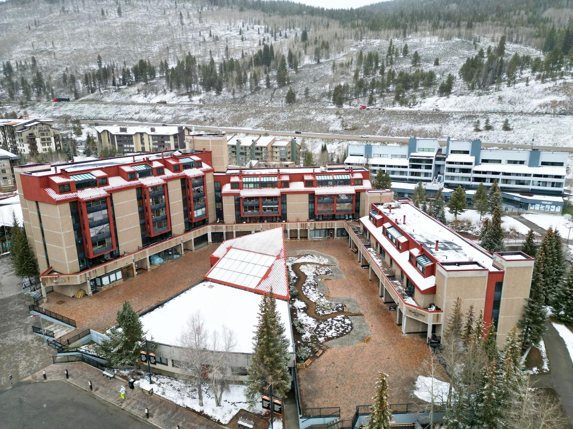Vista Exterior VS645H Village Square 1Br 1Ba Hotel Room