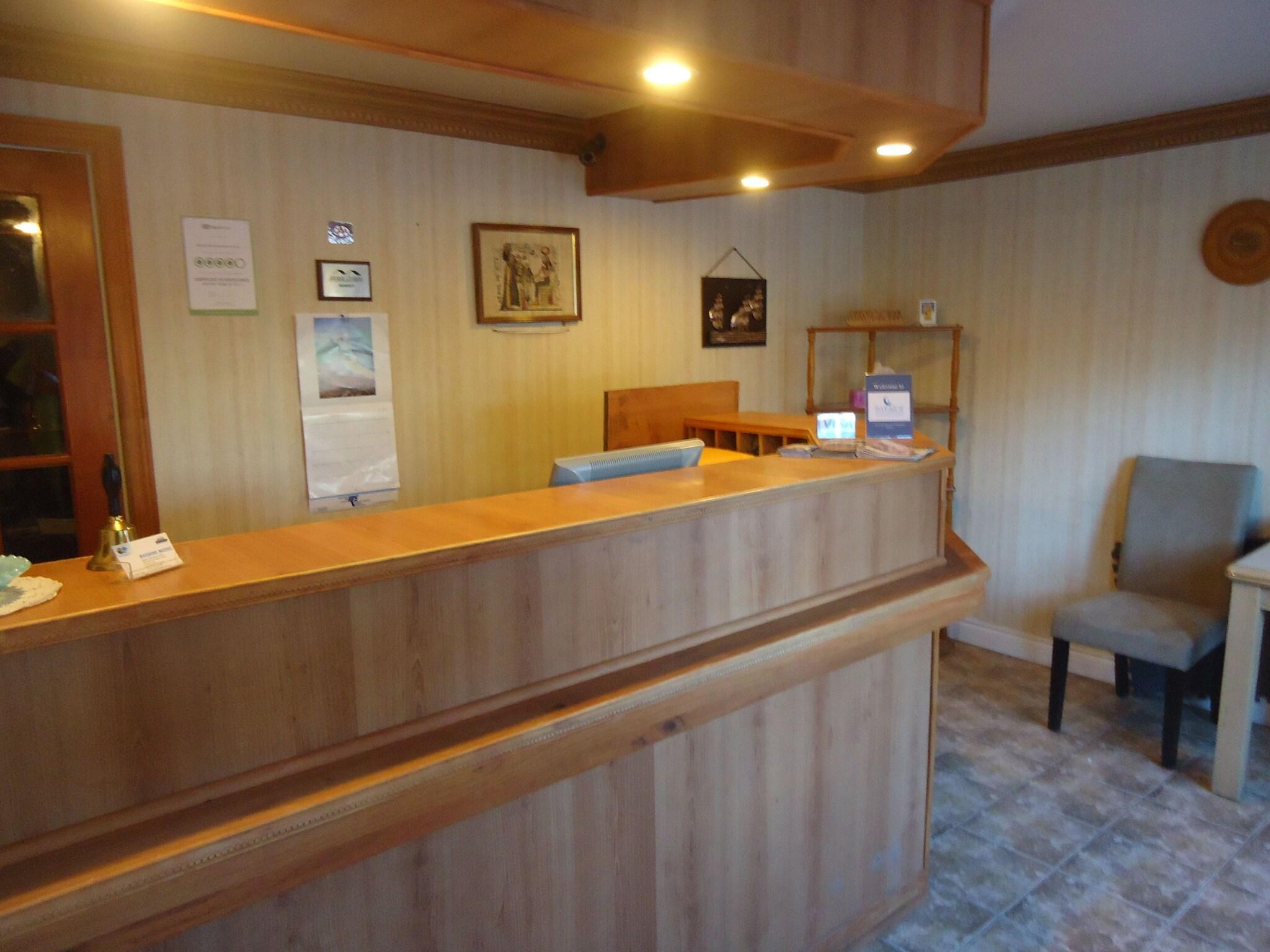 Vista Lobby Bayside Inn & Waterfront Suites