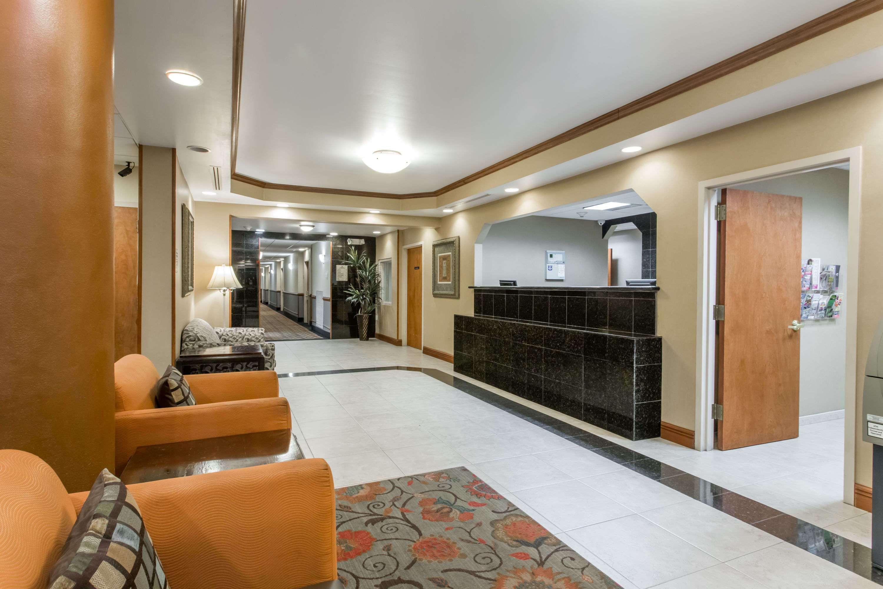 Vista Lobby Days Inn & Suites by Wyndham Fort Pierce I-95