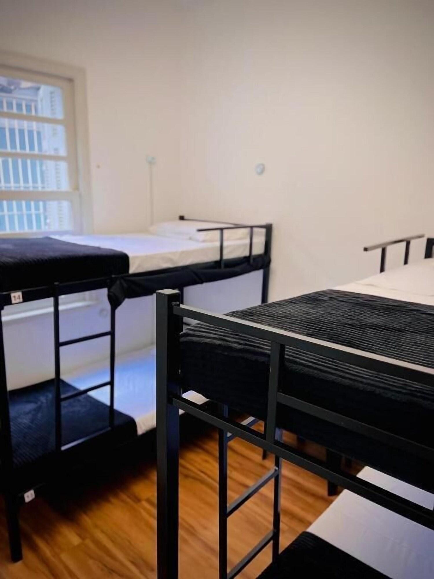 Varios Urban Nomad Hostel & Food