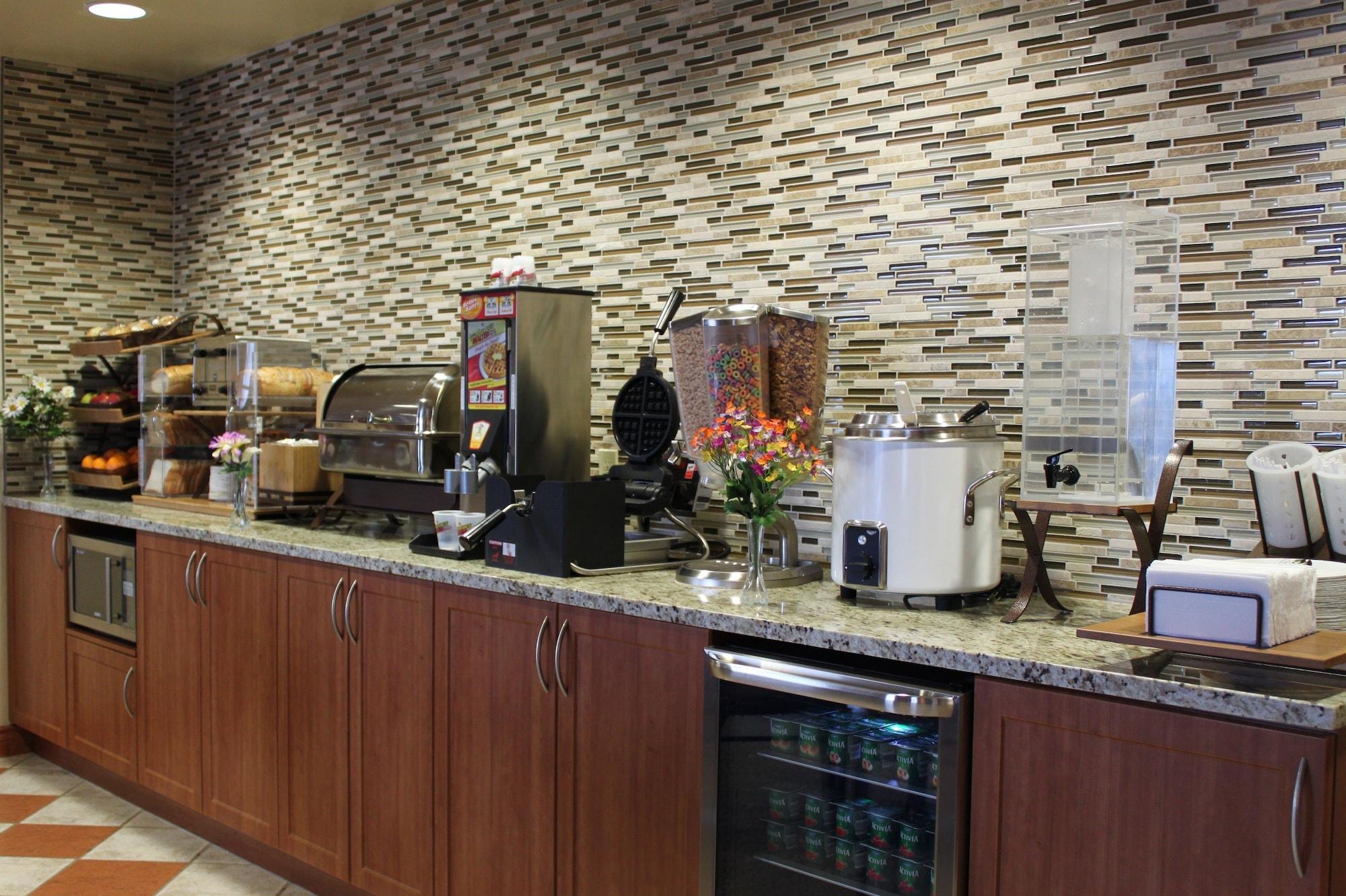 Restaurant Days Inn & Suites by Wyndham Thompson