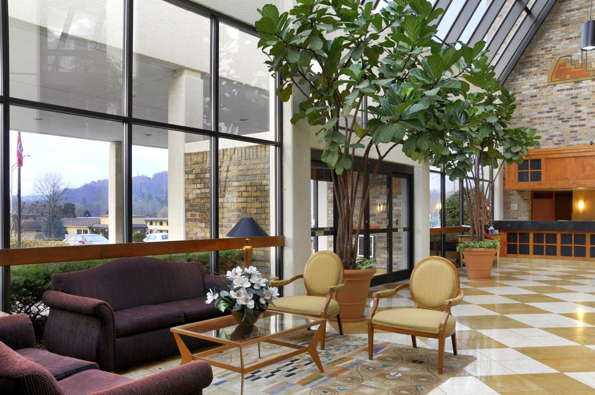 Vista Lobby DoubleTree by Hilton Hotel Oak Ridge - Knoxville
