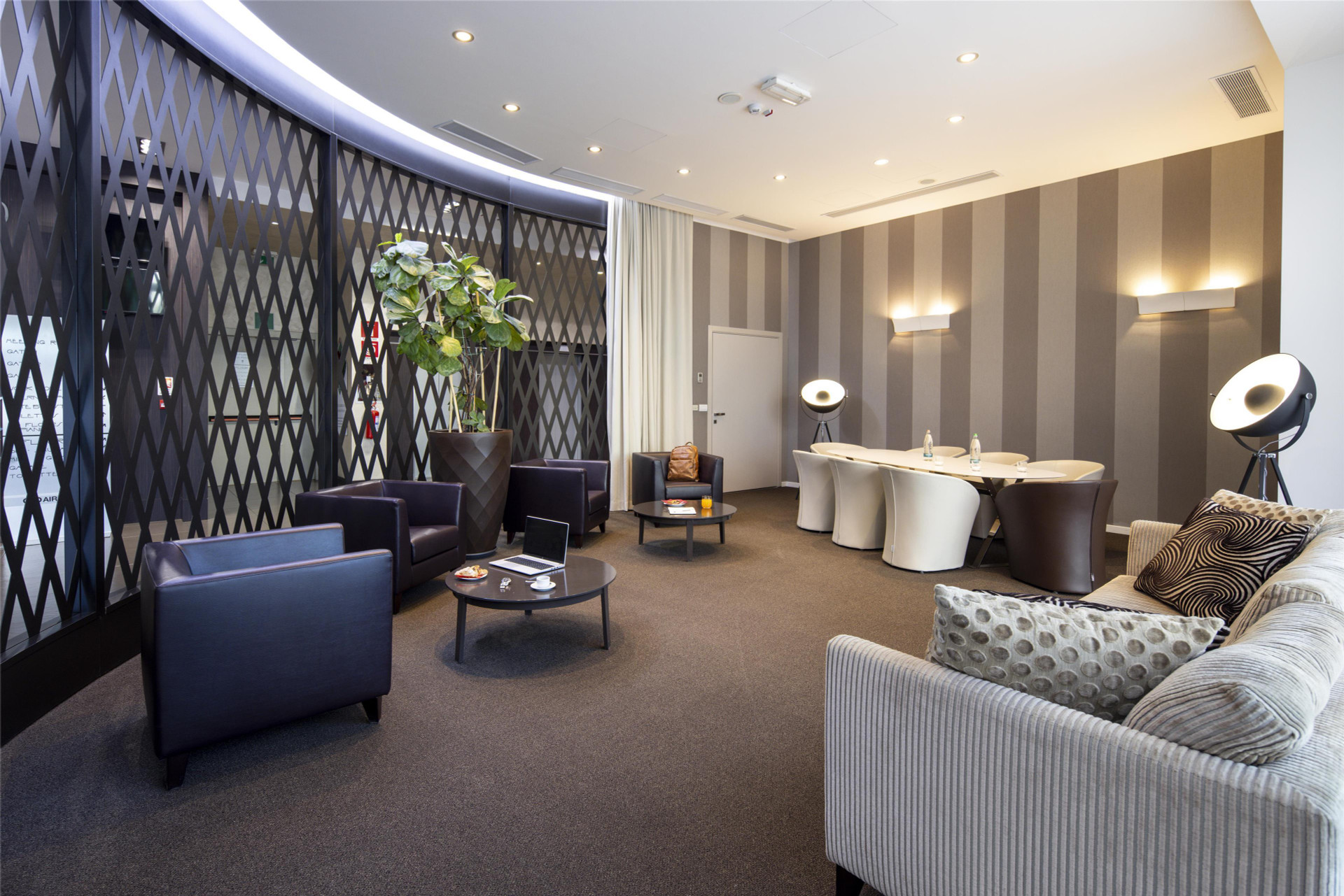 Vista Lobby Best Western Premier CHC Airport