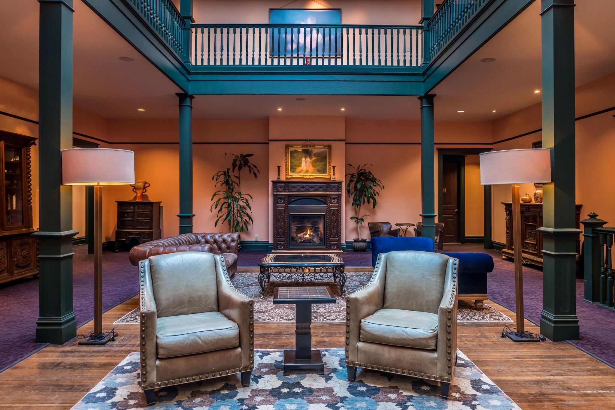 Vista Lobby Montvale Hotel