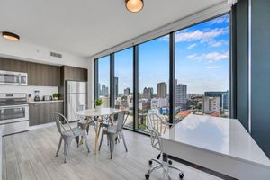 Alquiler Vacacional - Modern High Rise Unit in The Heart of Downtown