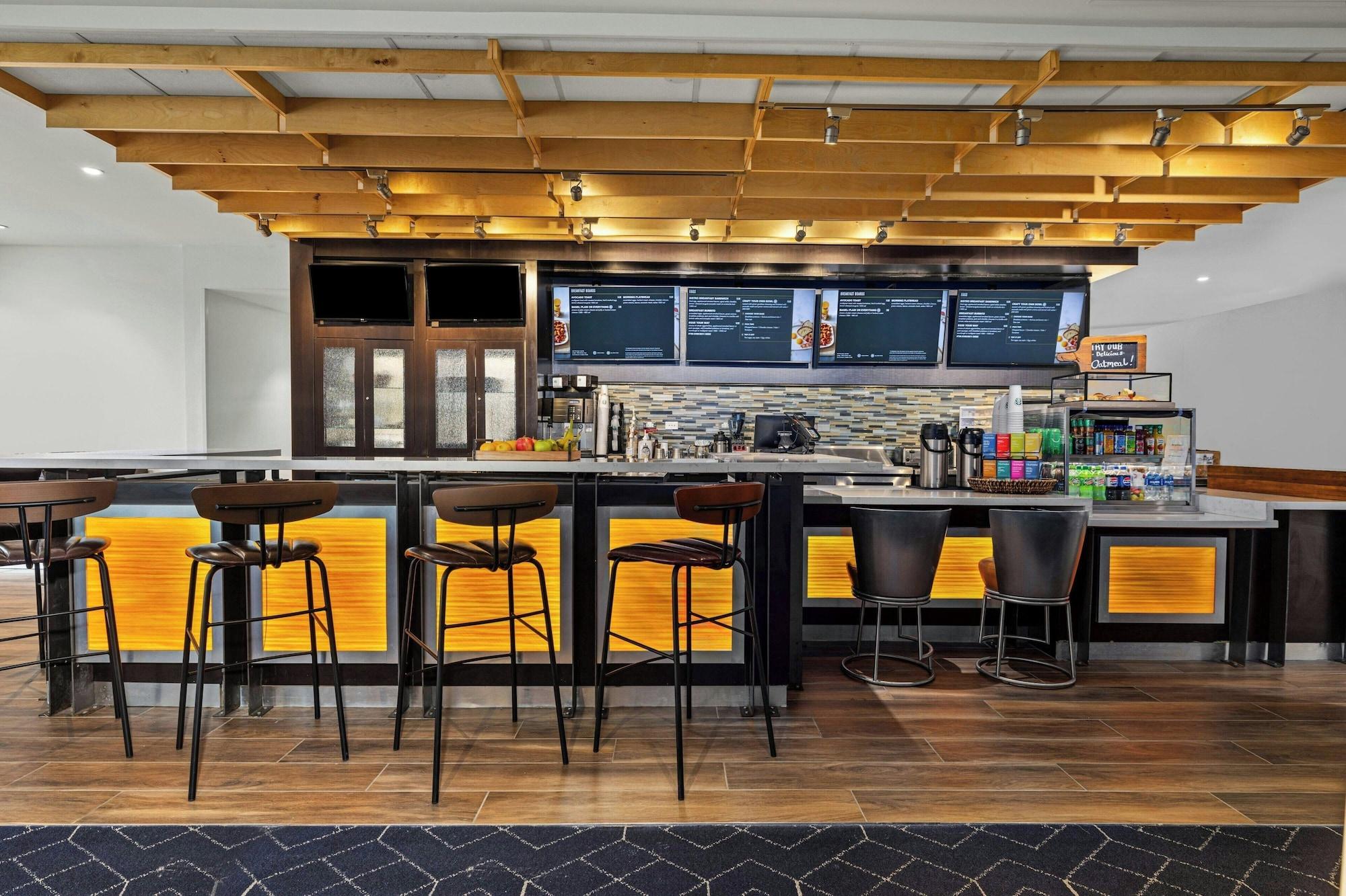 Vista Lobby Courtyard by Marriott Oxford