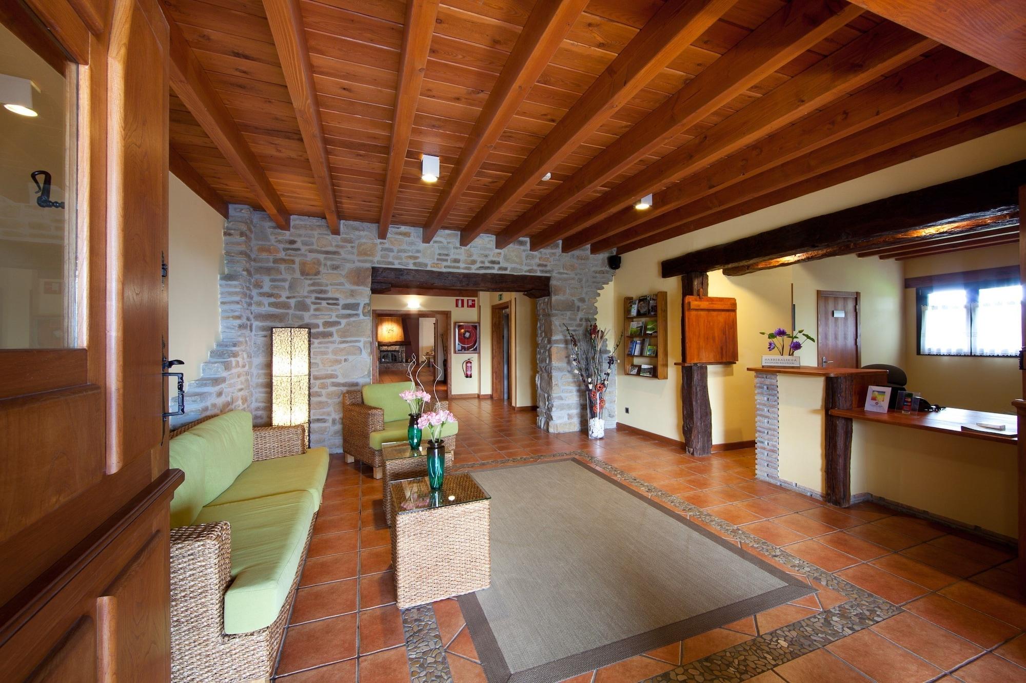 Vista Lobby Atxurra Hotel-Apartamento Rural