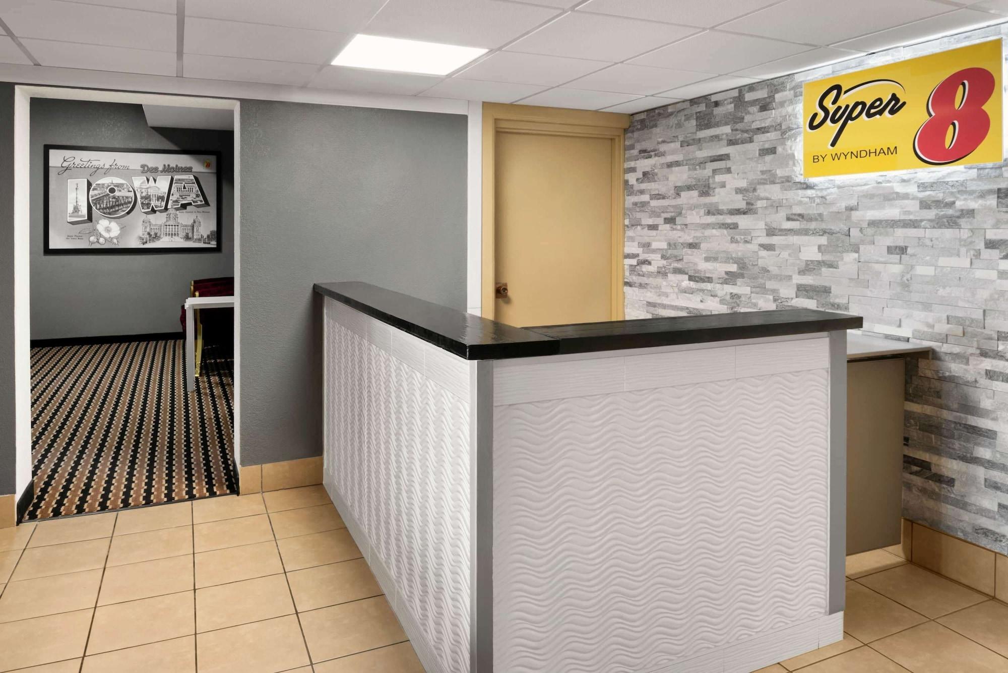 Vista Lobby Super 8 by Wyndham Des Moines