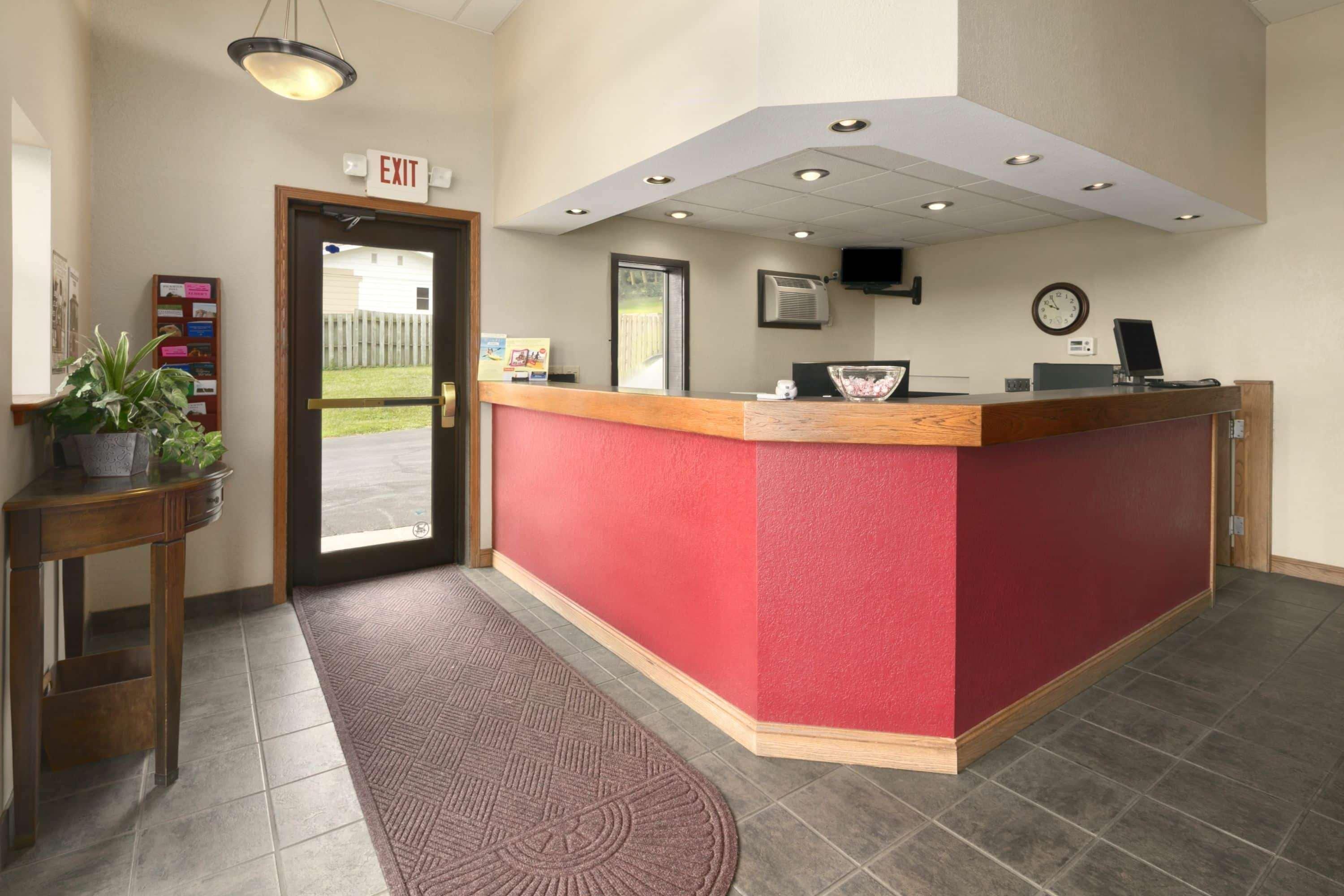 Vista Lobby Super 8 By Wyndham Winona Mn