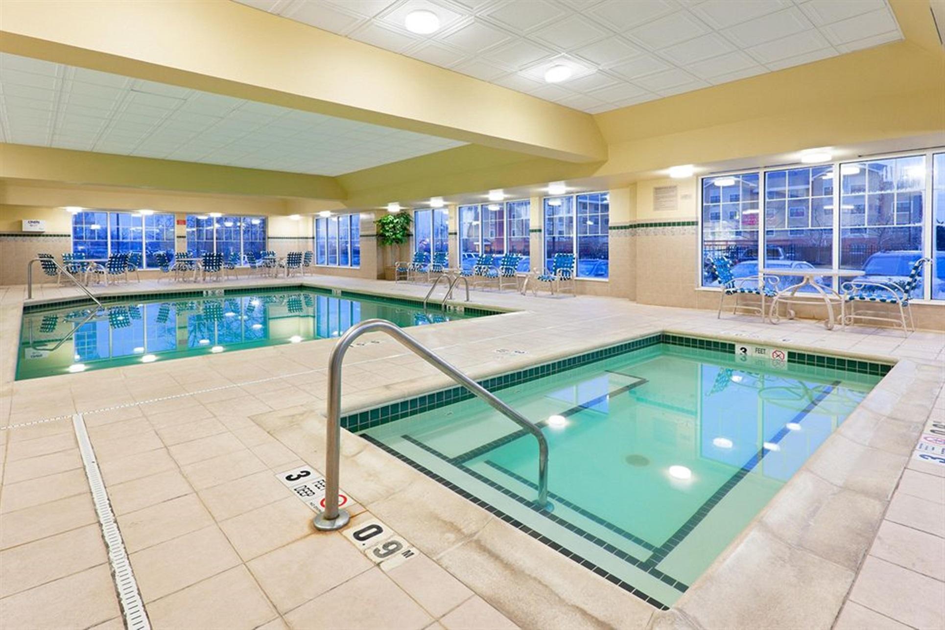 Pool view Country Inn & Suites By Carlson, Newark Airport