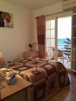 Alquiler Vacacional - Beach front 3 double bedroom house, pool, pets, garden 40' from sea. NEW BBC ITV