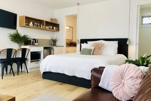 Alojamiento - Grevillea King Suite. Inlet Waters Escape. Stroll the inlet & nature boardwalk.
