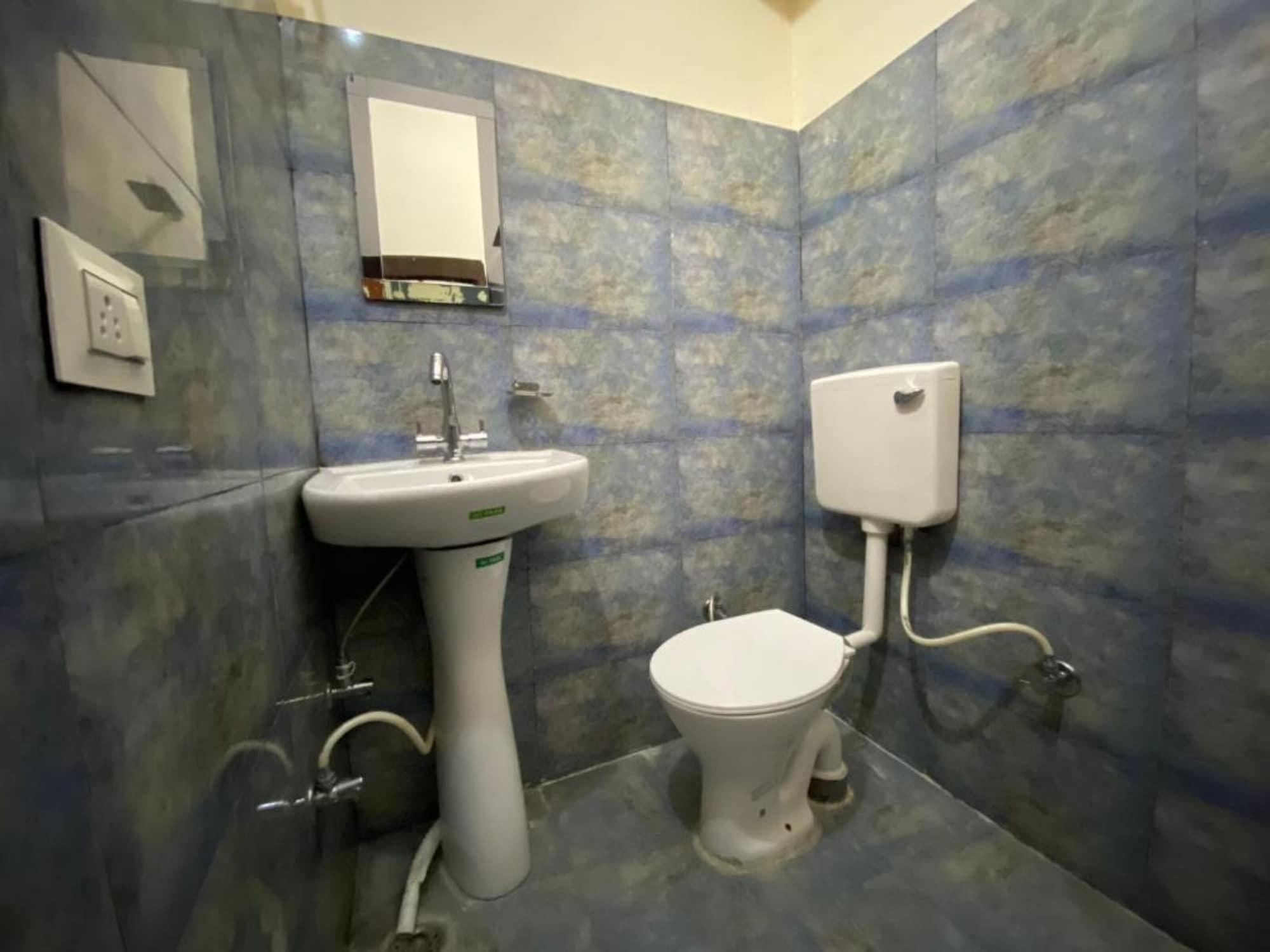 Equipamiento de Habitación Goroomgo Kanara Bhimtal