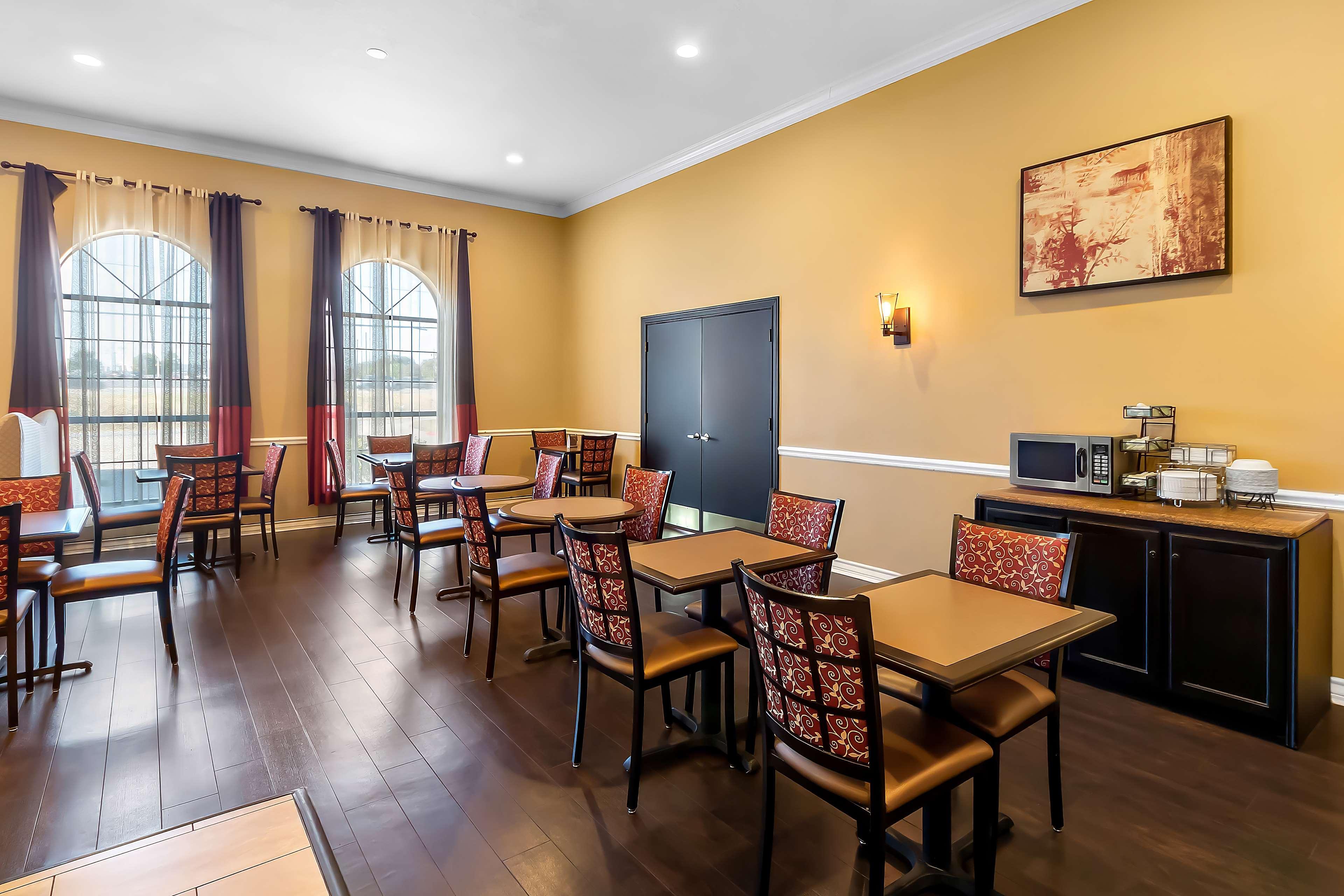 Restaurant SureStay Plus by Best Western San Antonio Fiesta Inn