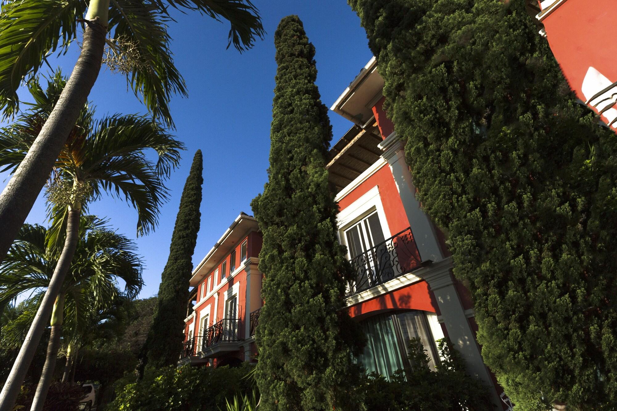 Varios Los Altos Apartments & Studios