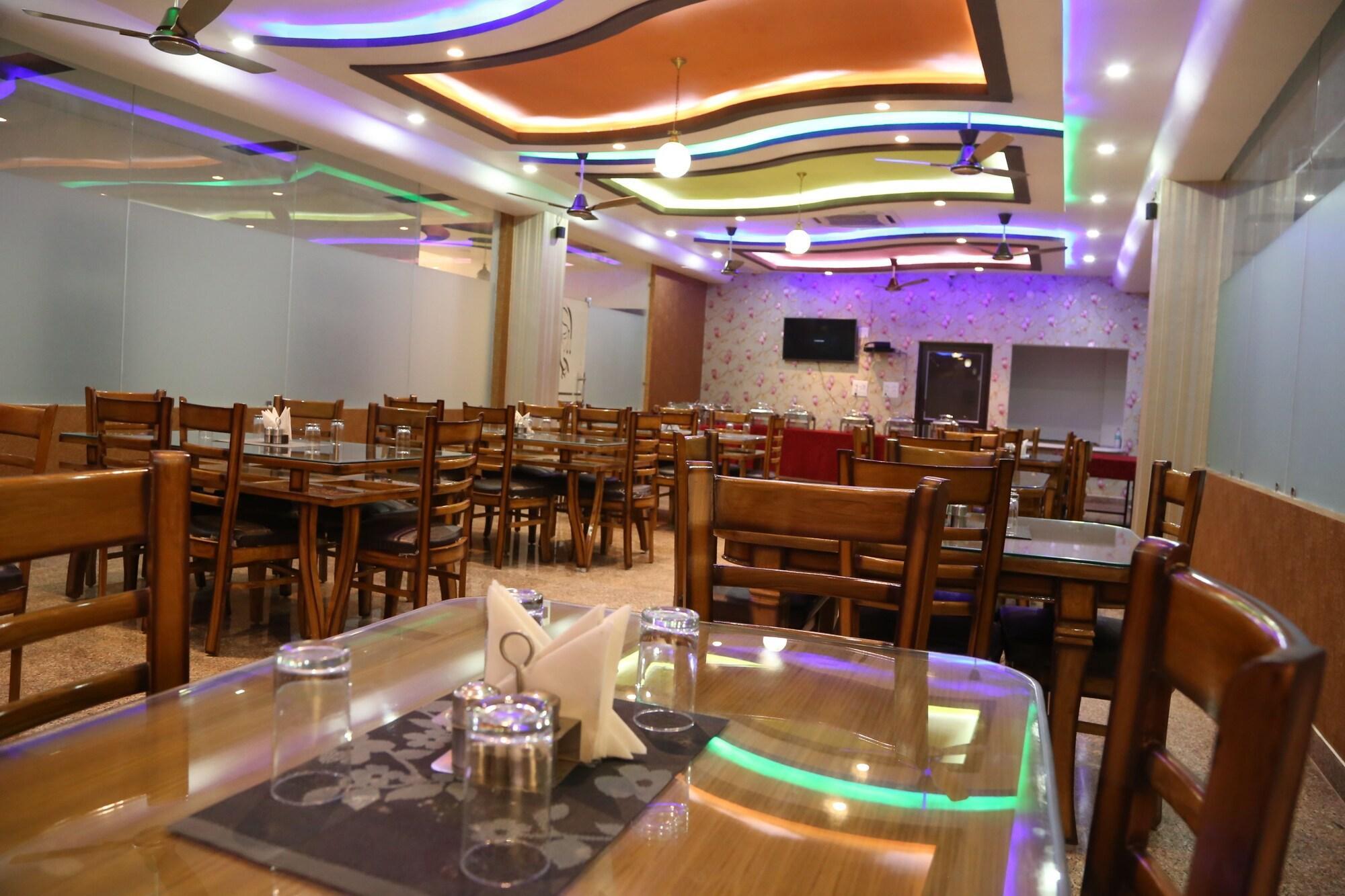 Restaurant Hotel Dhanraj Palace