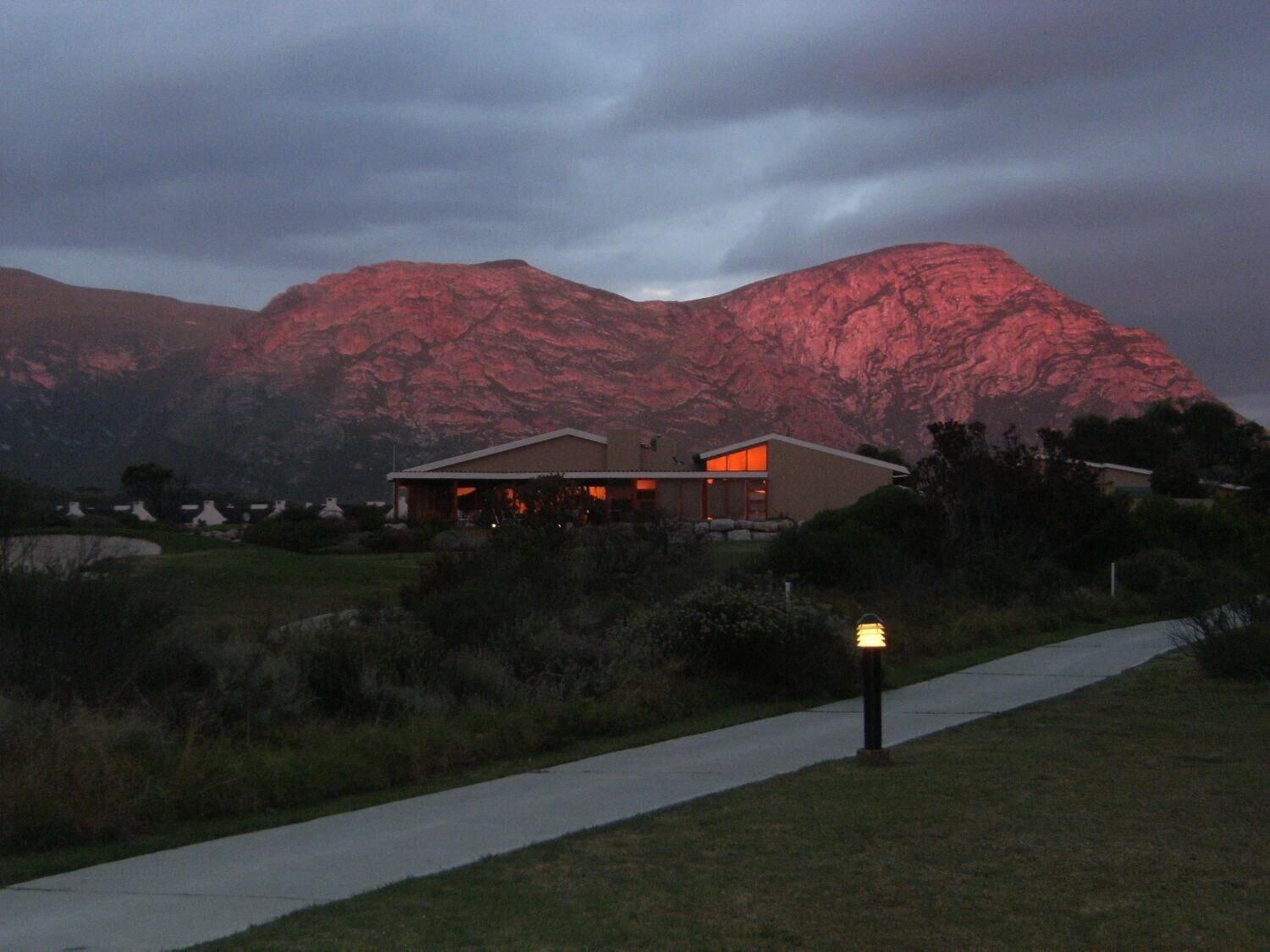 Vista Exterior Mulligans Golf Lodge