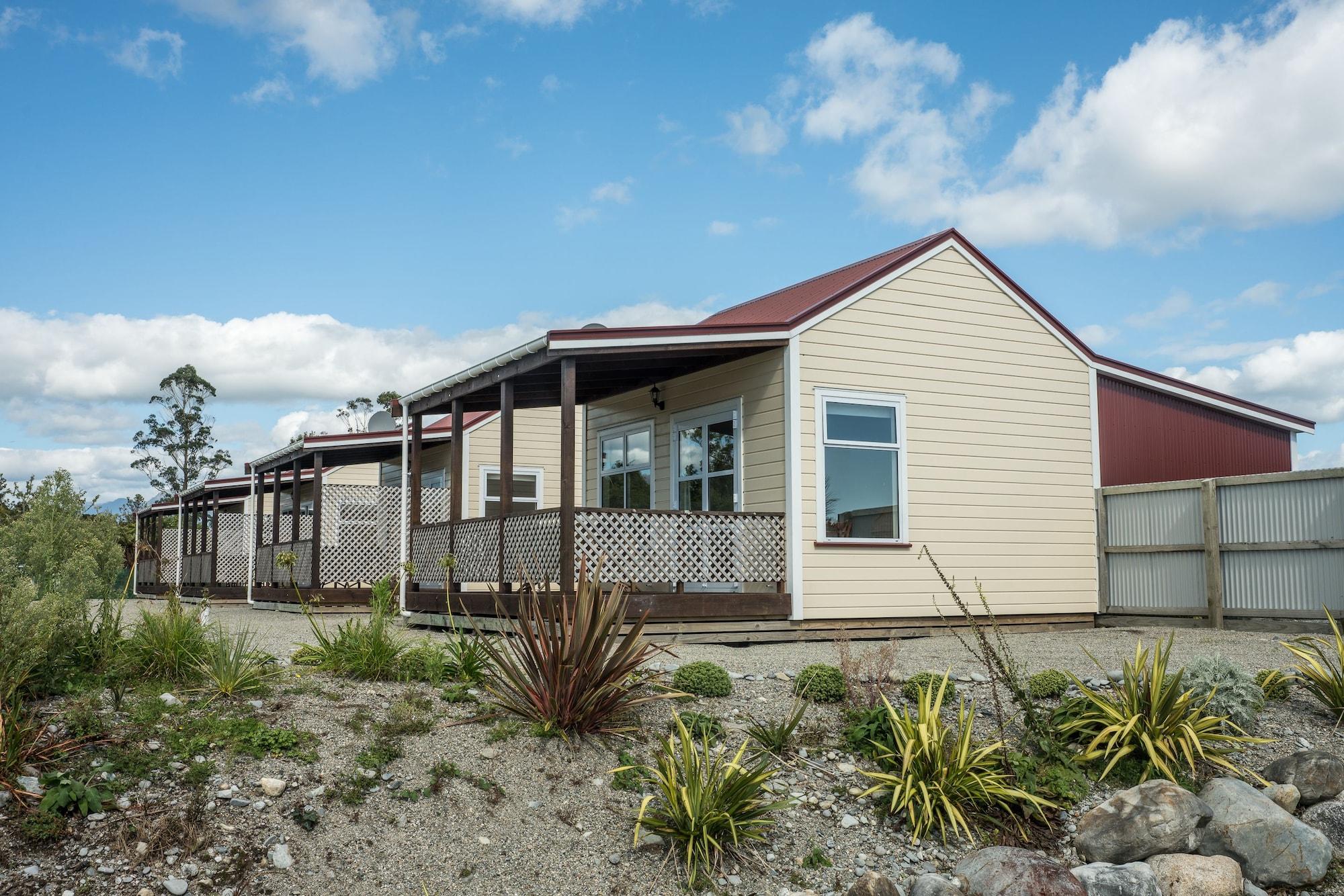 Vista Exterior Theatre Royal Hotel Kumara