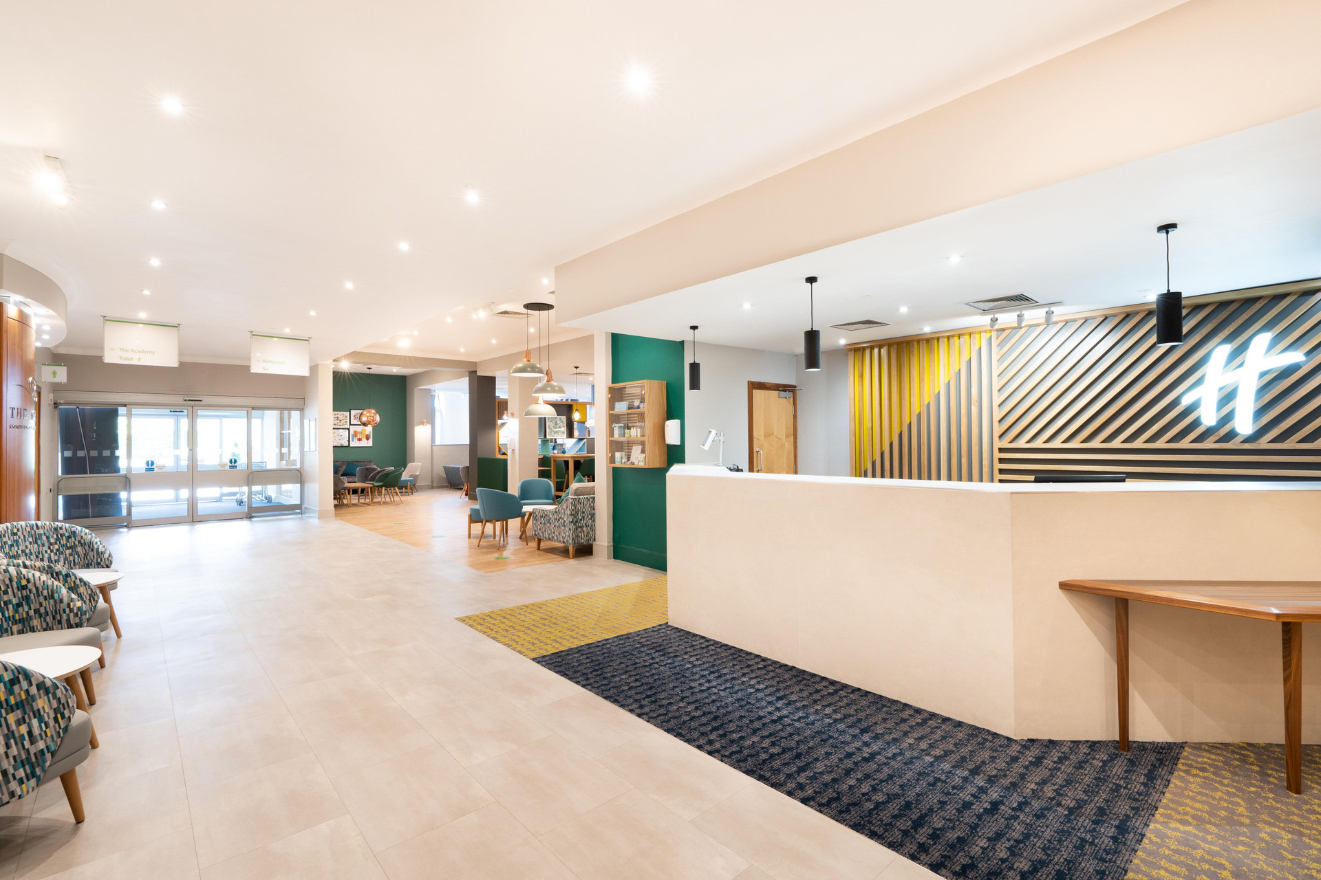 Vista Lobby Holiday Inn Gloucester-Cheltenham by IHG