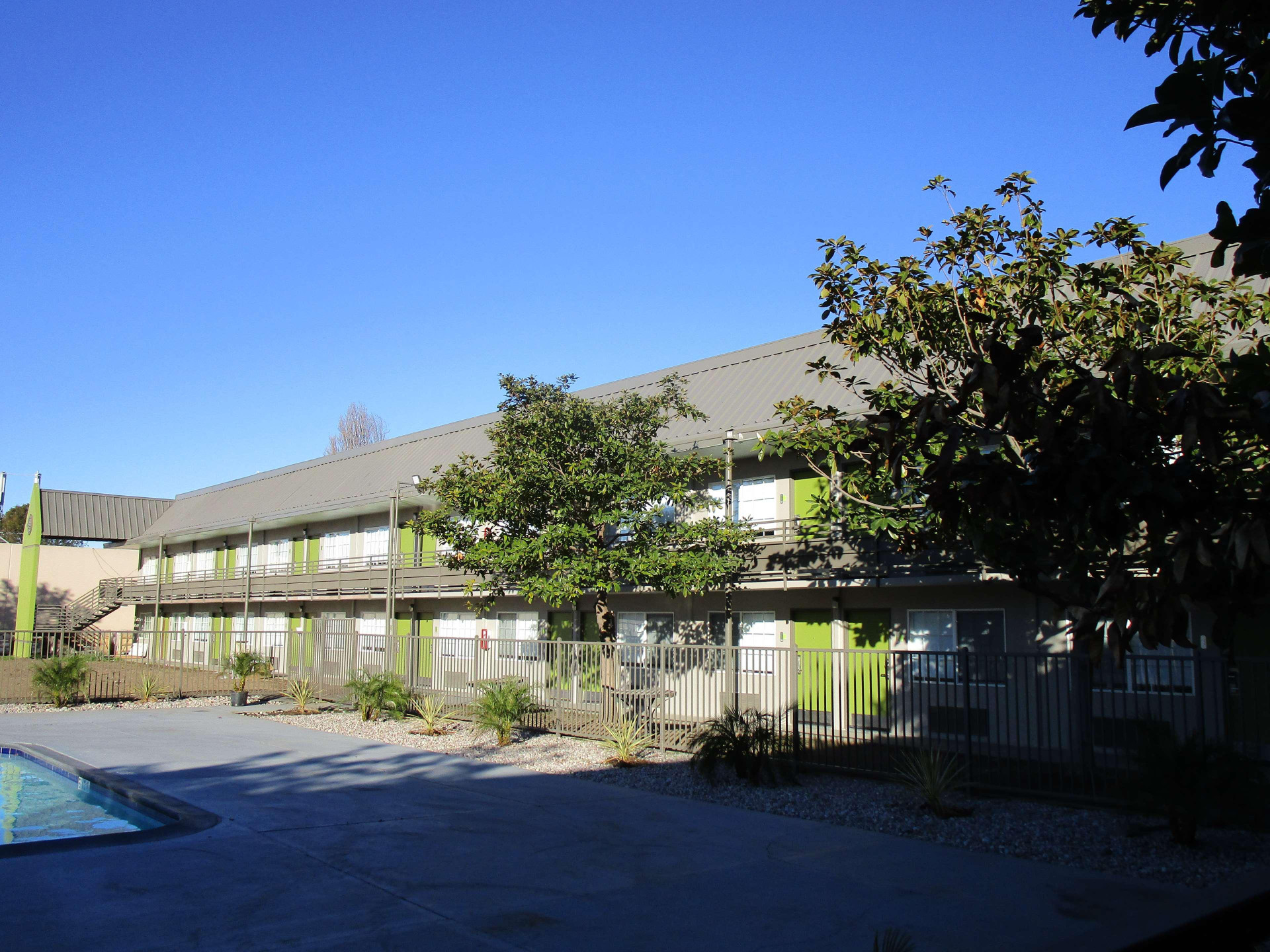 Vista Exterior SureStay Plus Hotel by Best Western Point Richmond