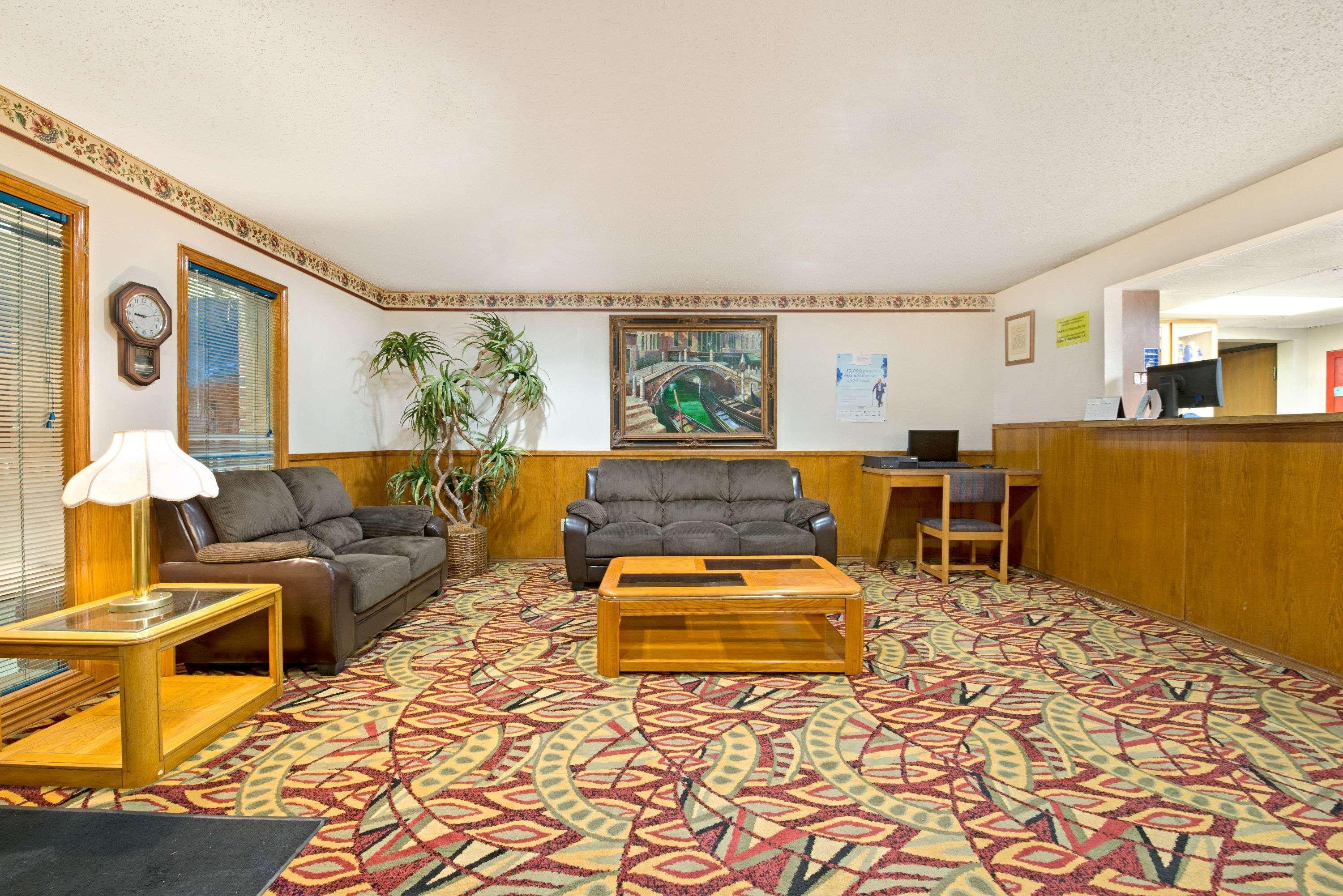 Vista Lobby Super 8 by Wyndham Plano/Dallas Area