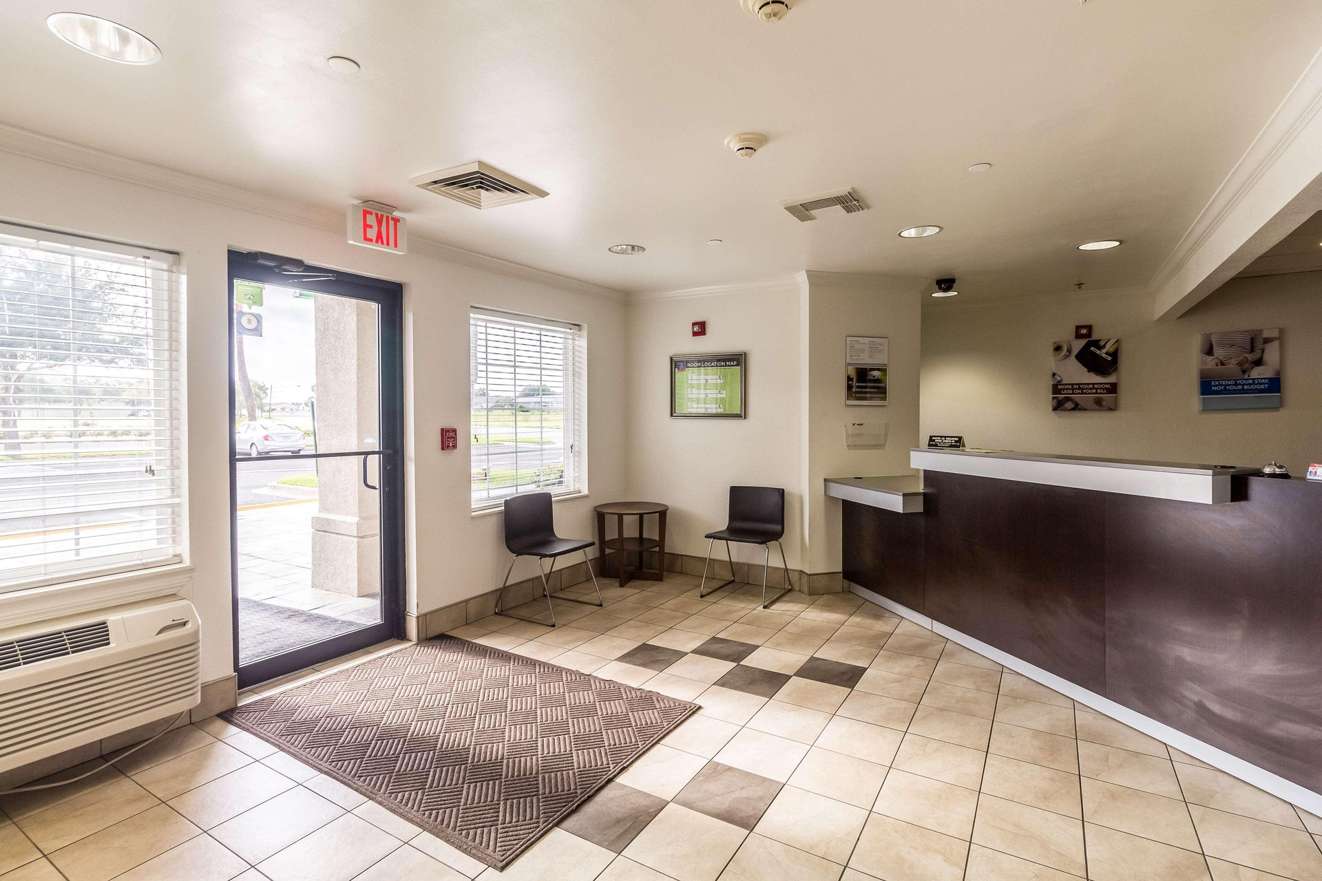 Vista Lobby Studio 6 Mcallen, TX
