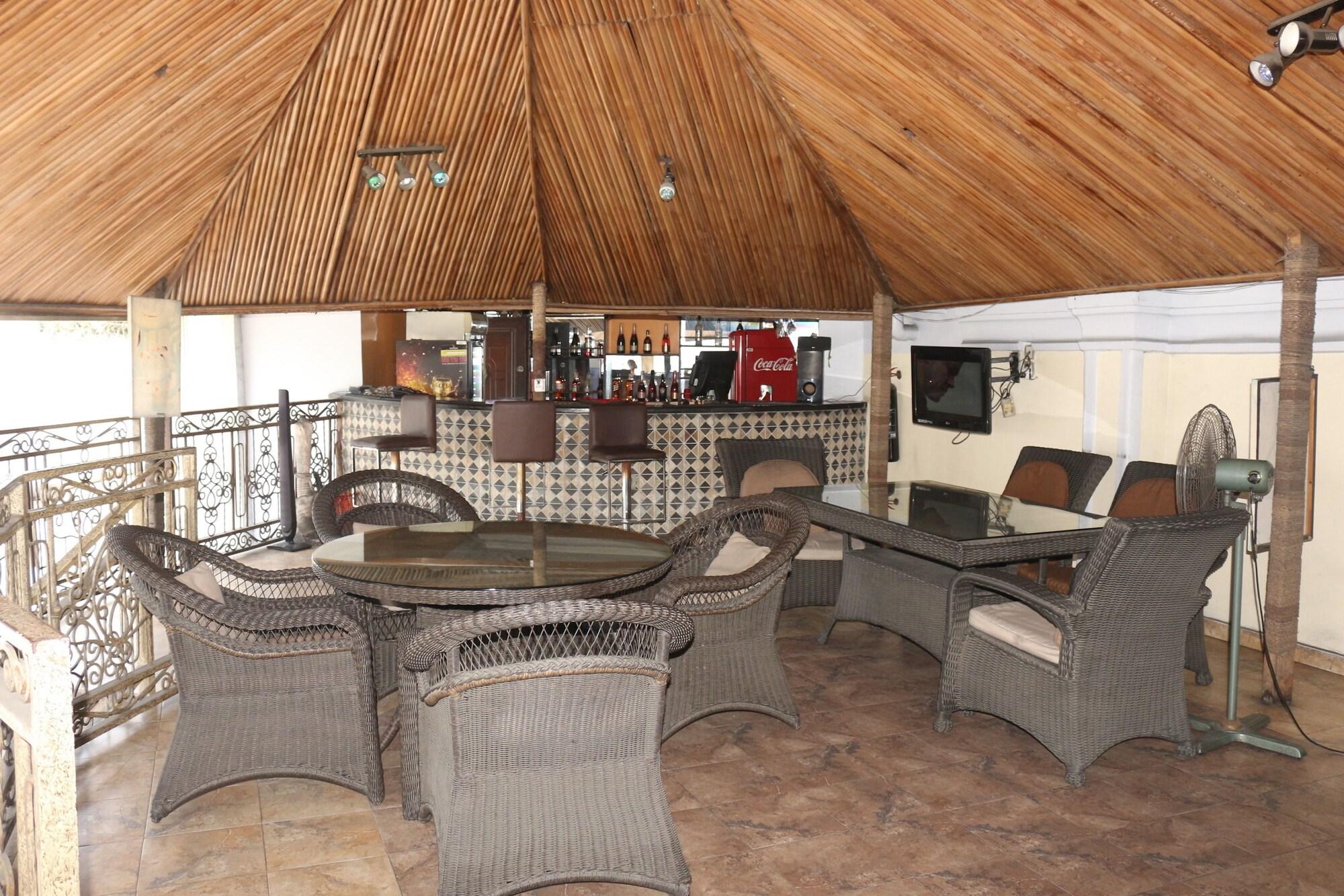 Varios Au-delà des Frontieres Hotel