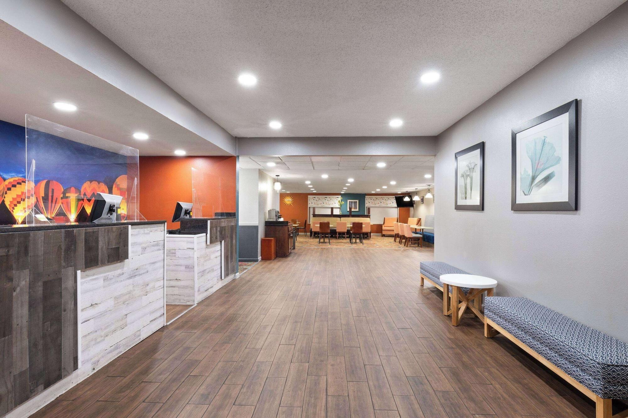 Vista Lobby La Quinta Inn by Wyndham Decatur